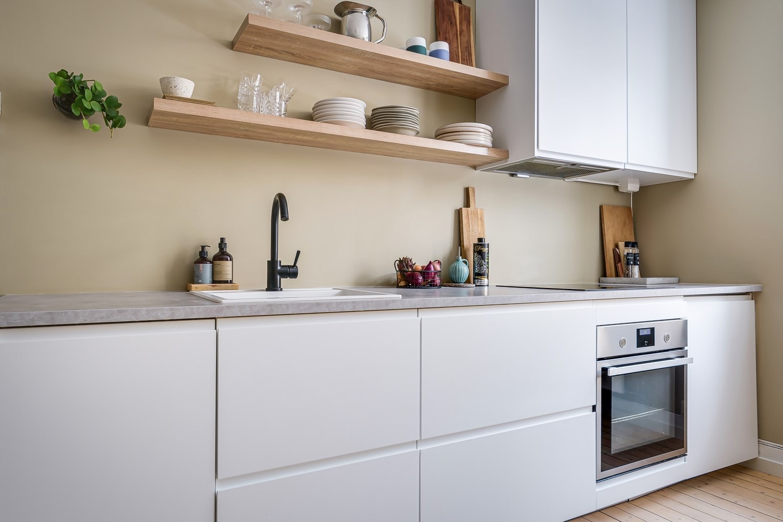 Lekkert IKEA-kjøkken fra 2018 med integrerte hvitevarer. Galleribilde