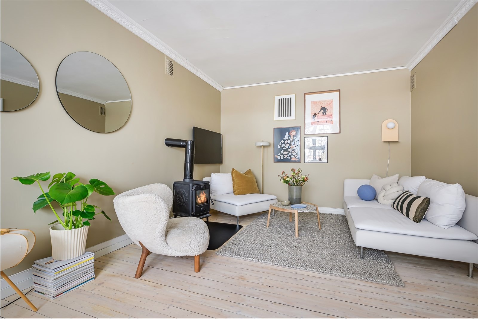 En lys og tiltalende 2-roms med klassiske detaljer som store vindusflater, god takhøyde, tregulv og peis. Galleribilde