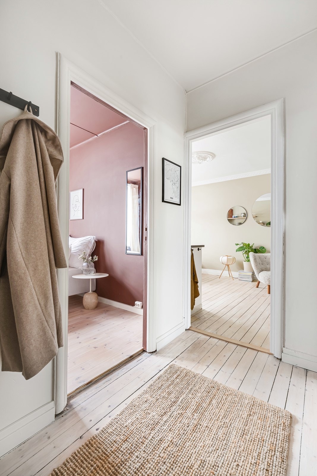 Innbydende entré/gang med plass til å henge fra seg yttertøy og sko. Galleribilde