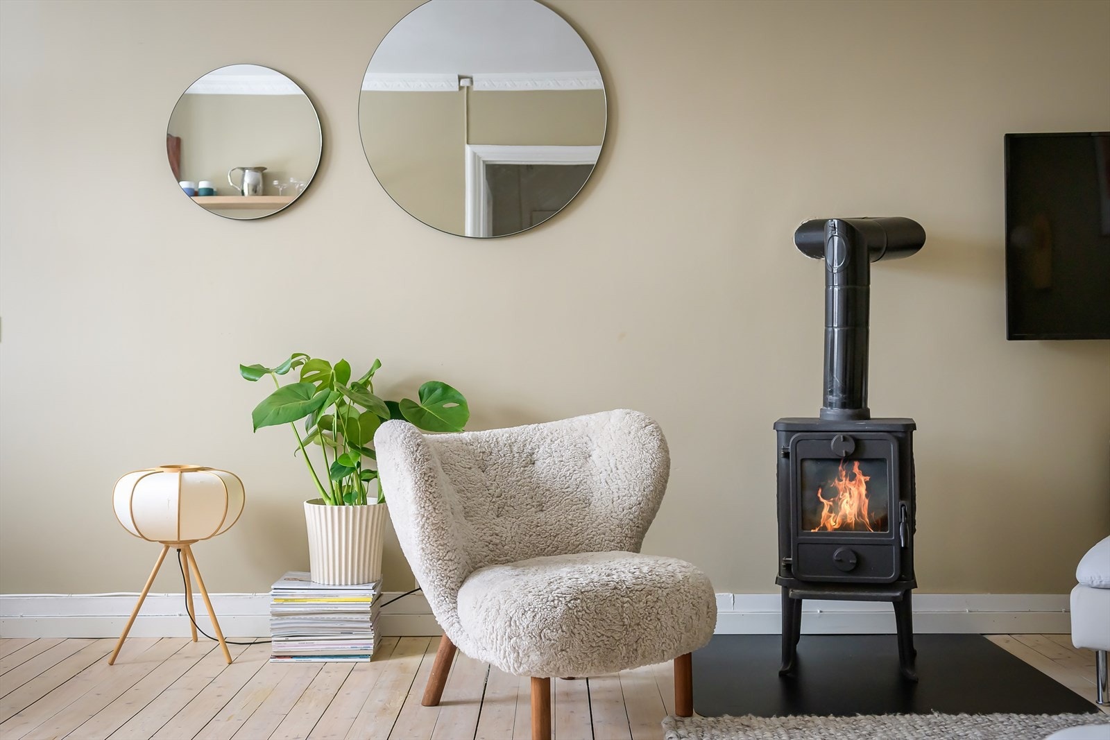 I rommet er det plassert en delikat vedovn som gir godt med ekstra varme. Galleribilde