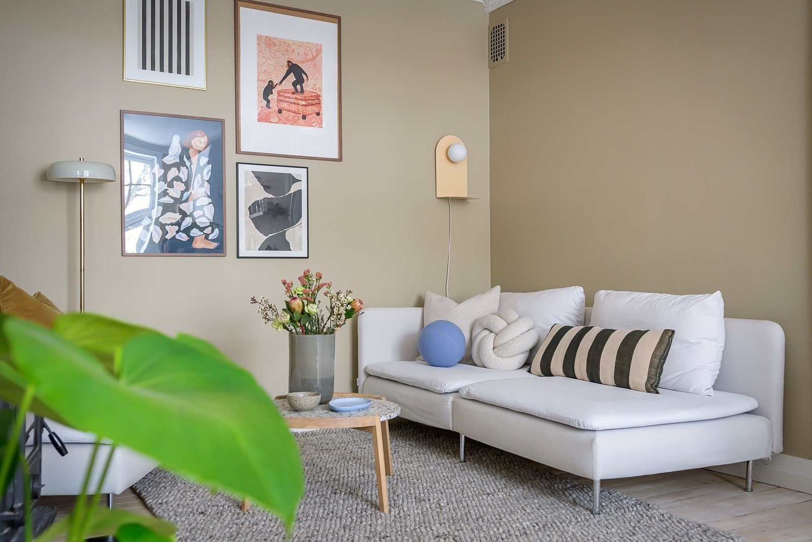 Hele leiligheten er malt i svært delikate og tidsriktige farger og lekre tregulv. Galleribilde