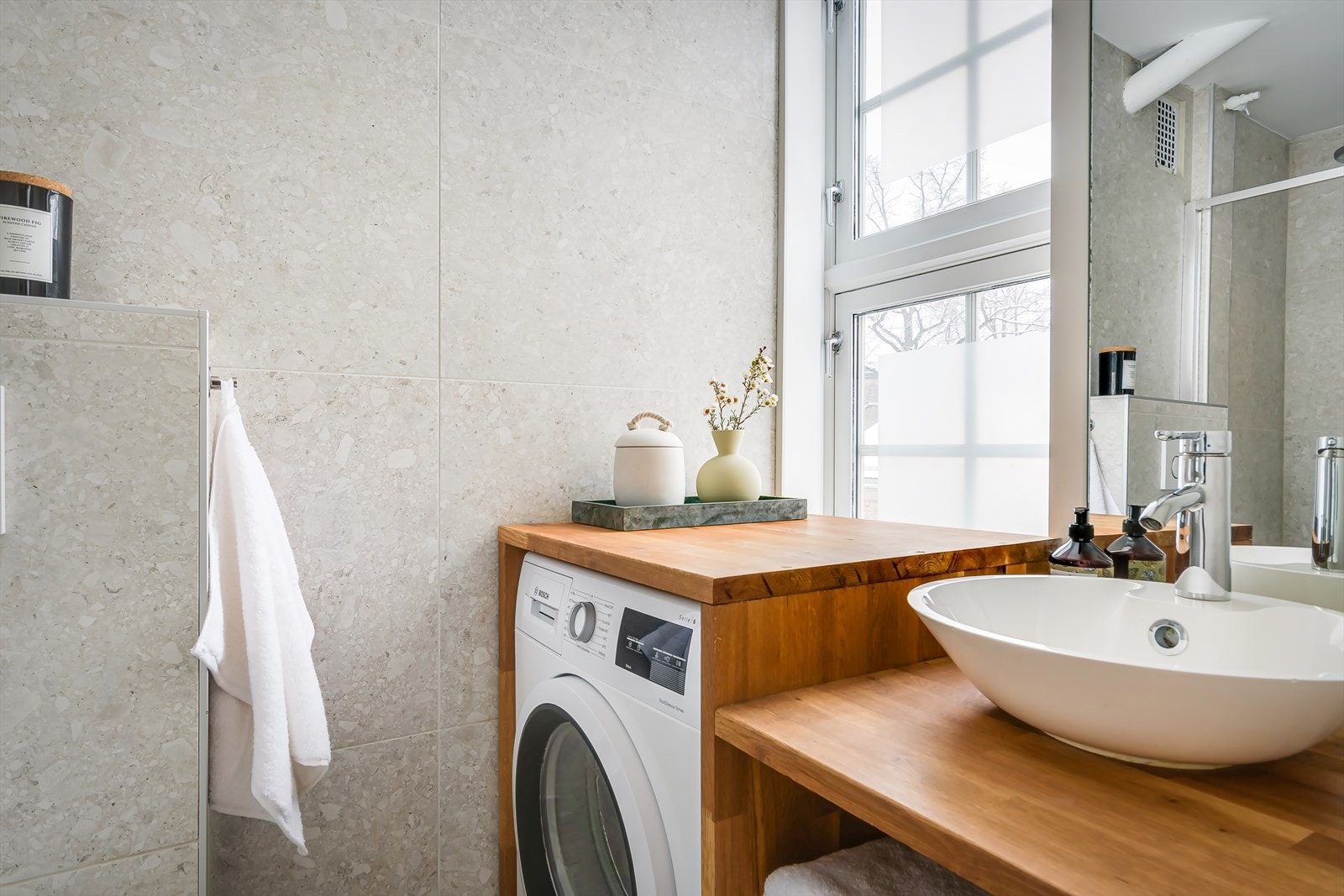 Badet har elektriske varmekabler i gulvet. Vaskemaskinen vil medfølge salget. Galleribilde