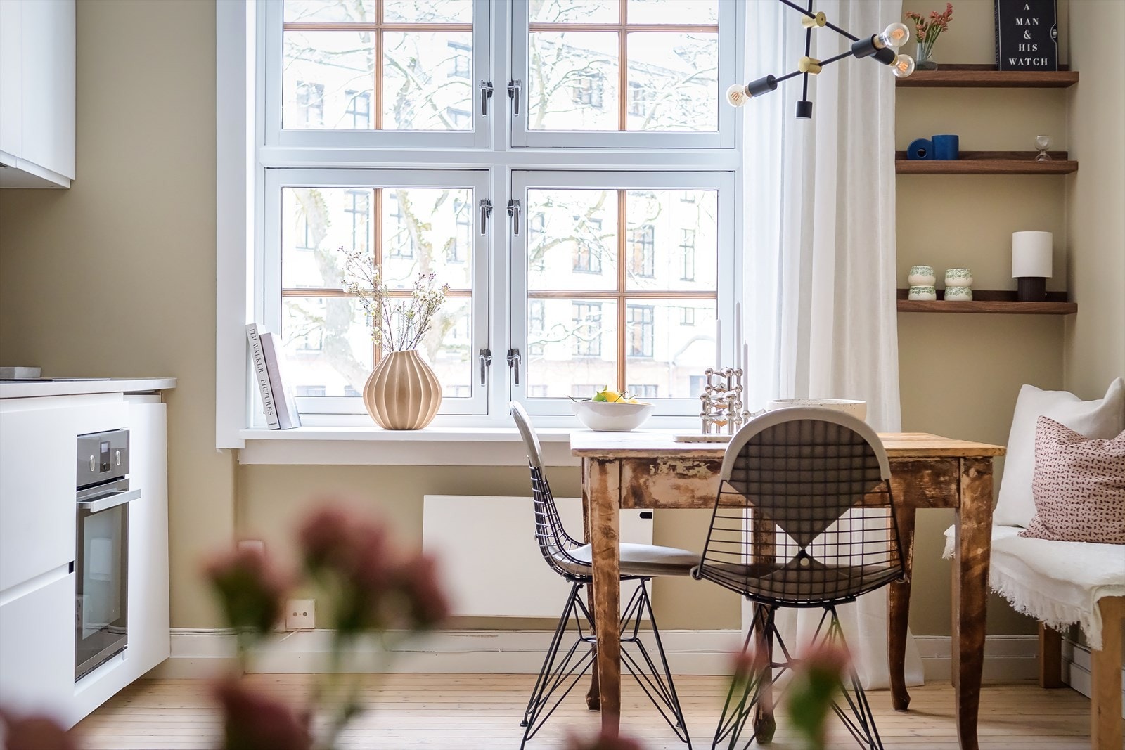 Det slippes godt inn med naturlig lys i rommet. Galleribilde