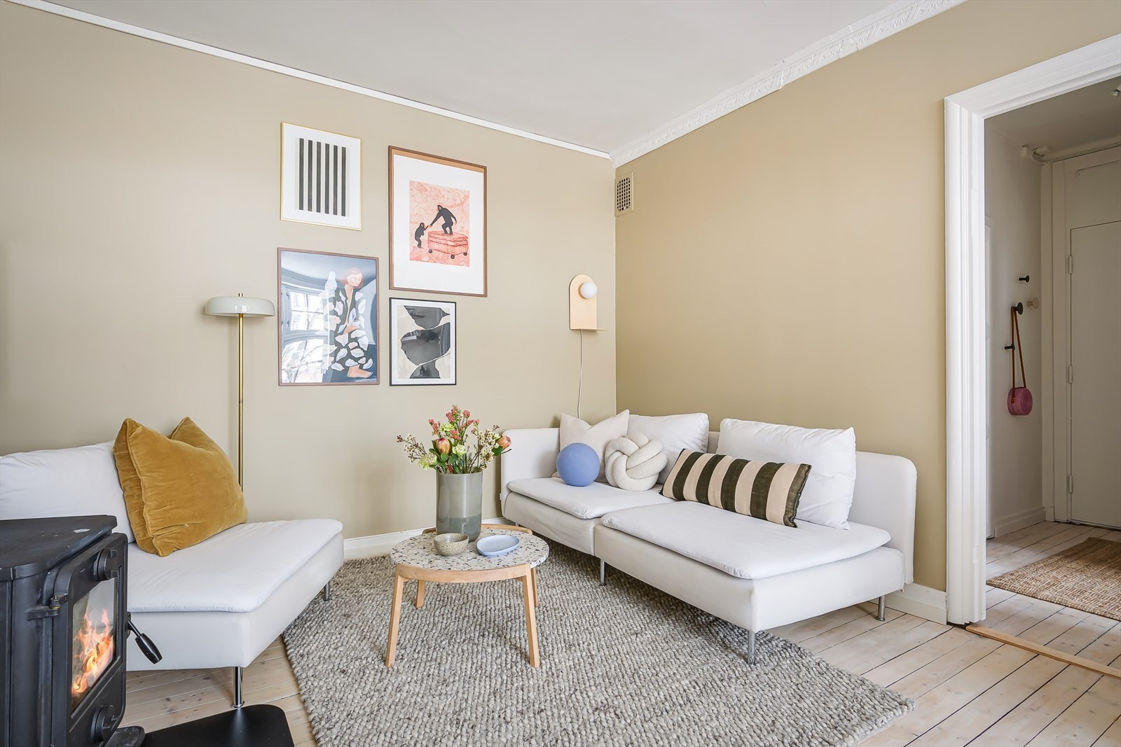 Stuen har god plass til sofa og tv-møbler. Galleribilde