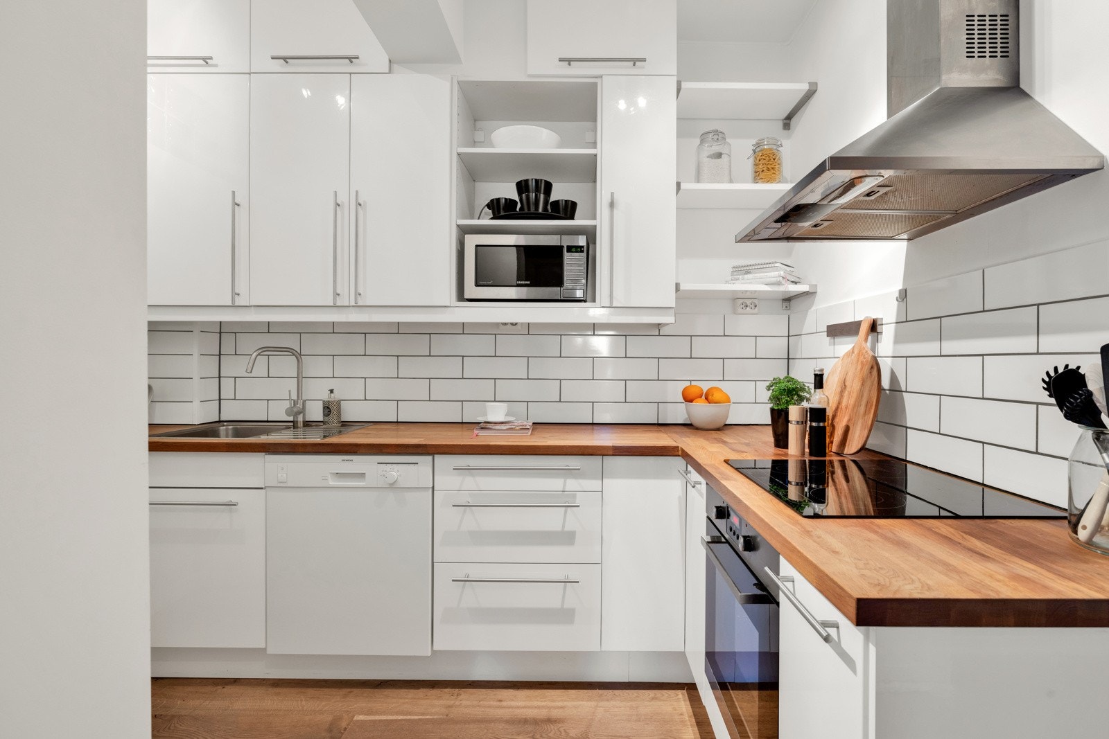 Integrerte hvitevarer og rikelig med skap og benkeplass. Galleribilde