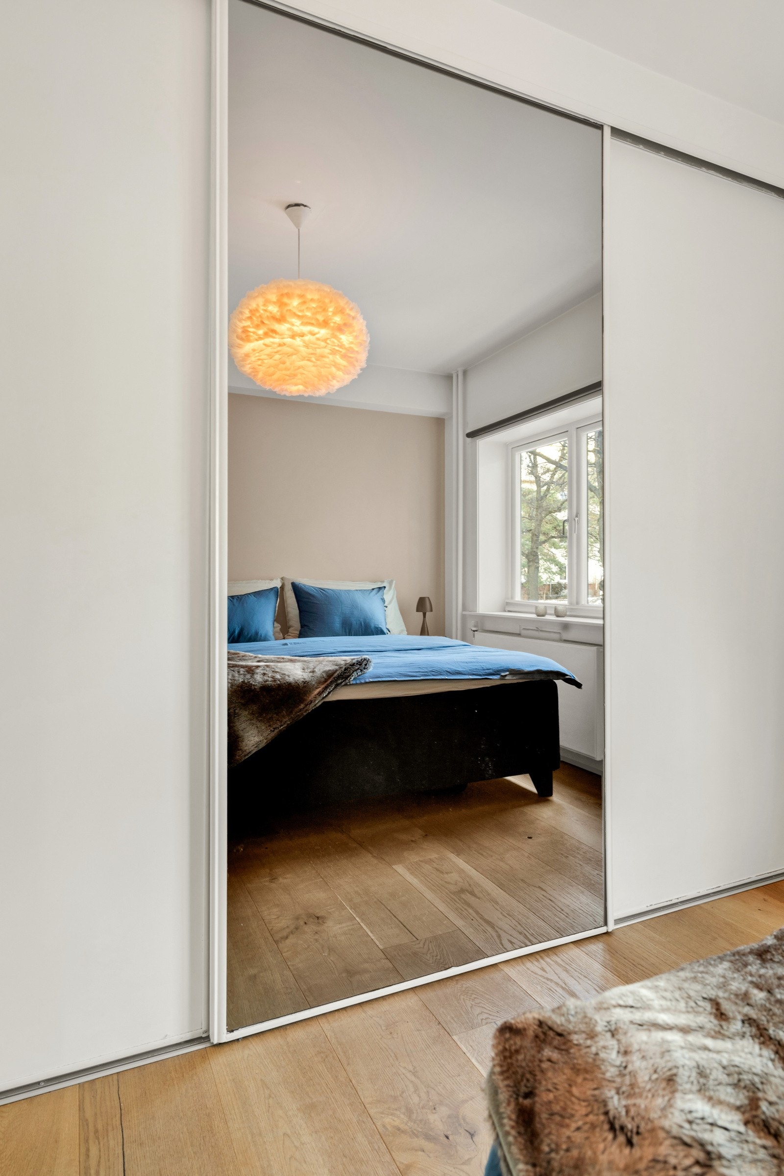 Stor skyvedørsgarderobe. Galleribilde