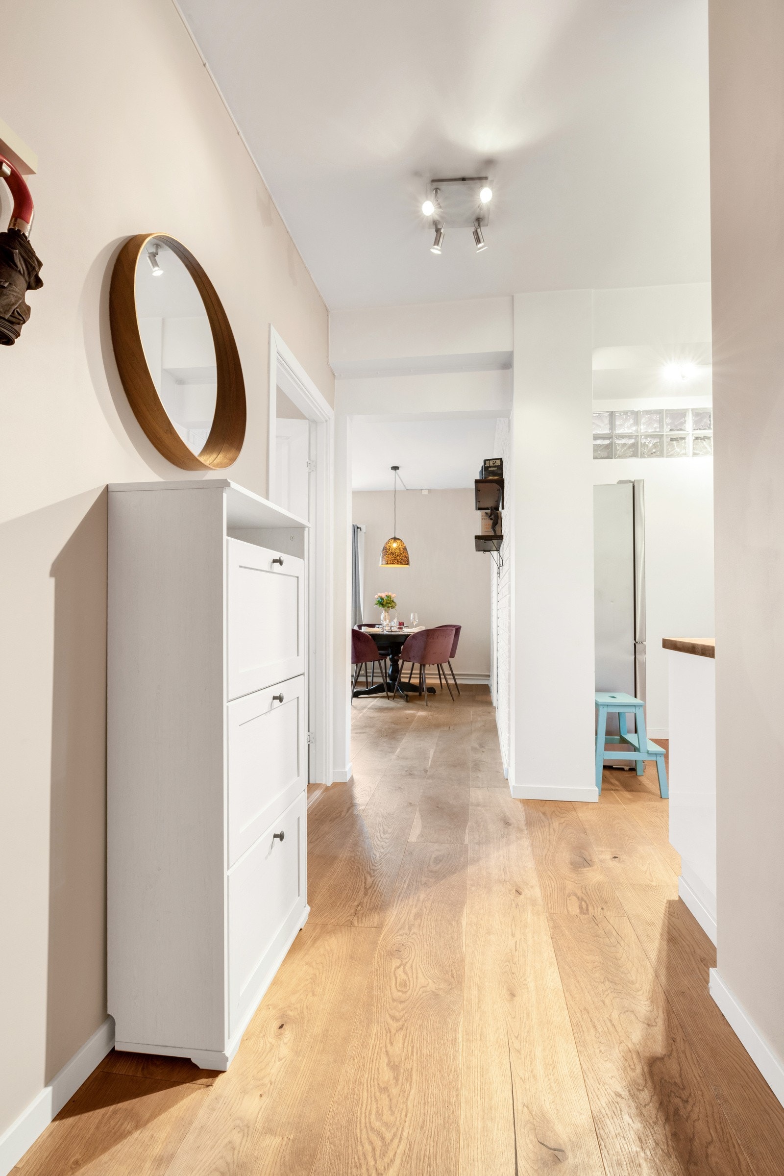 I gangen er det god plass for både sko og jakker. Galleribilde