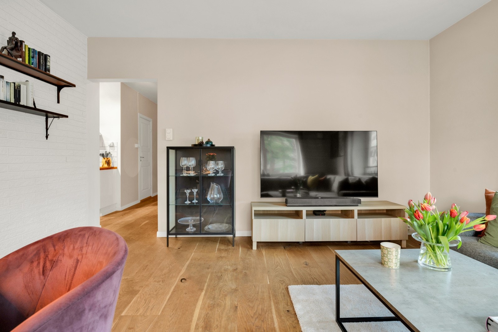 God plass til både spisestue og stor sofaseksjon. Galleribilde