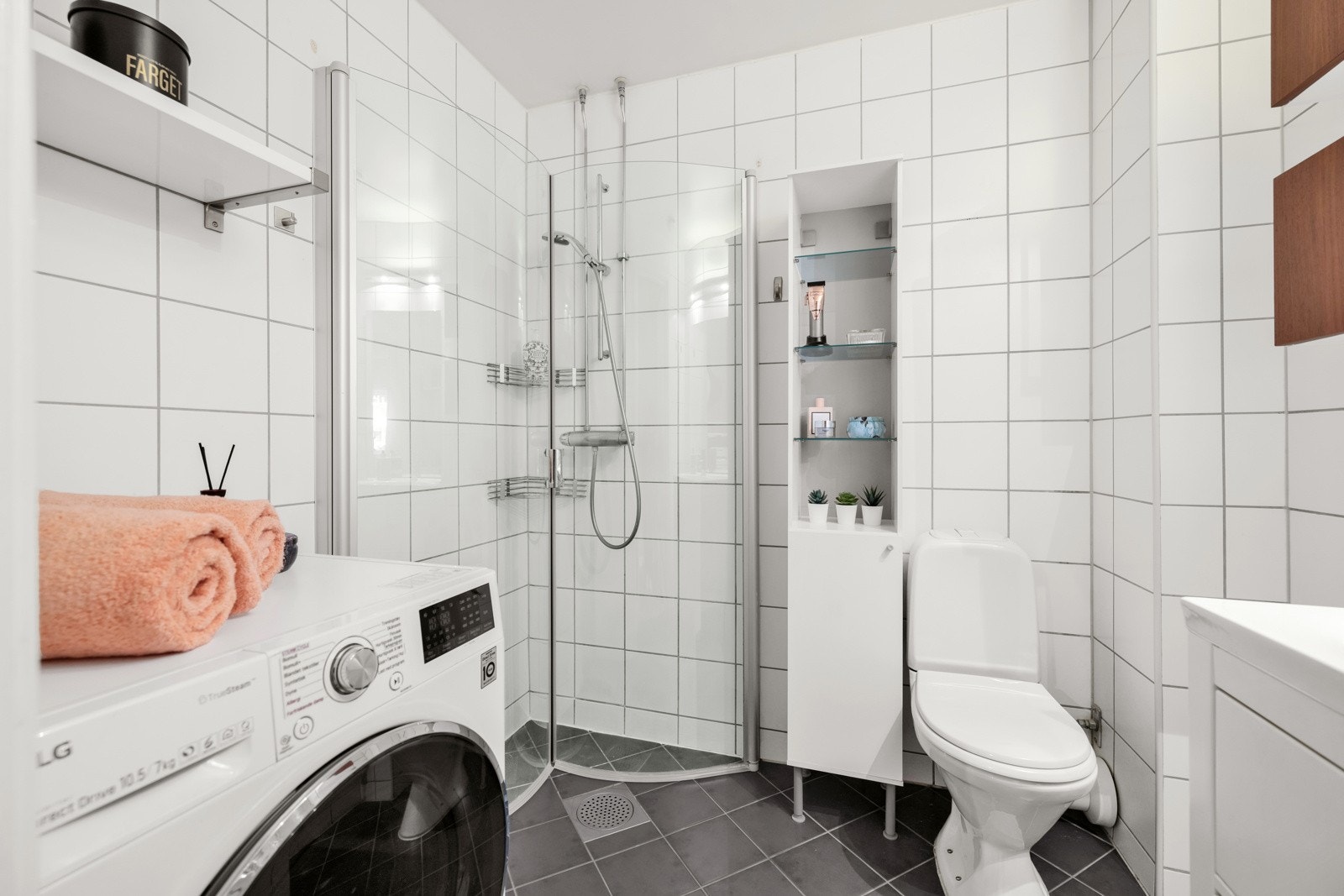 Opplegg til vaskemaskin på badet, i tillegg finnes det fellesvaskeri i kjelleren. Galleribilde