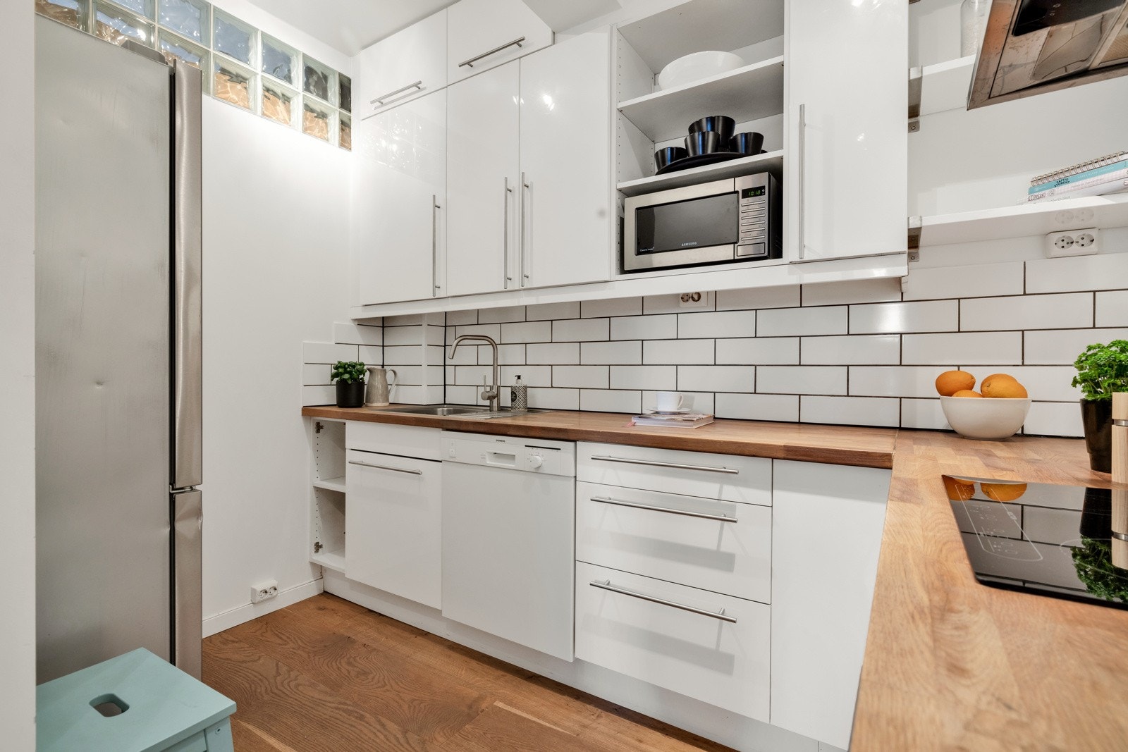 Kjøkkenet er lyst og stilrent. Galleribilde