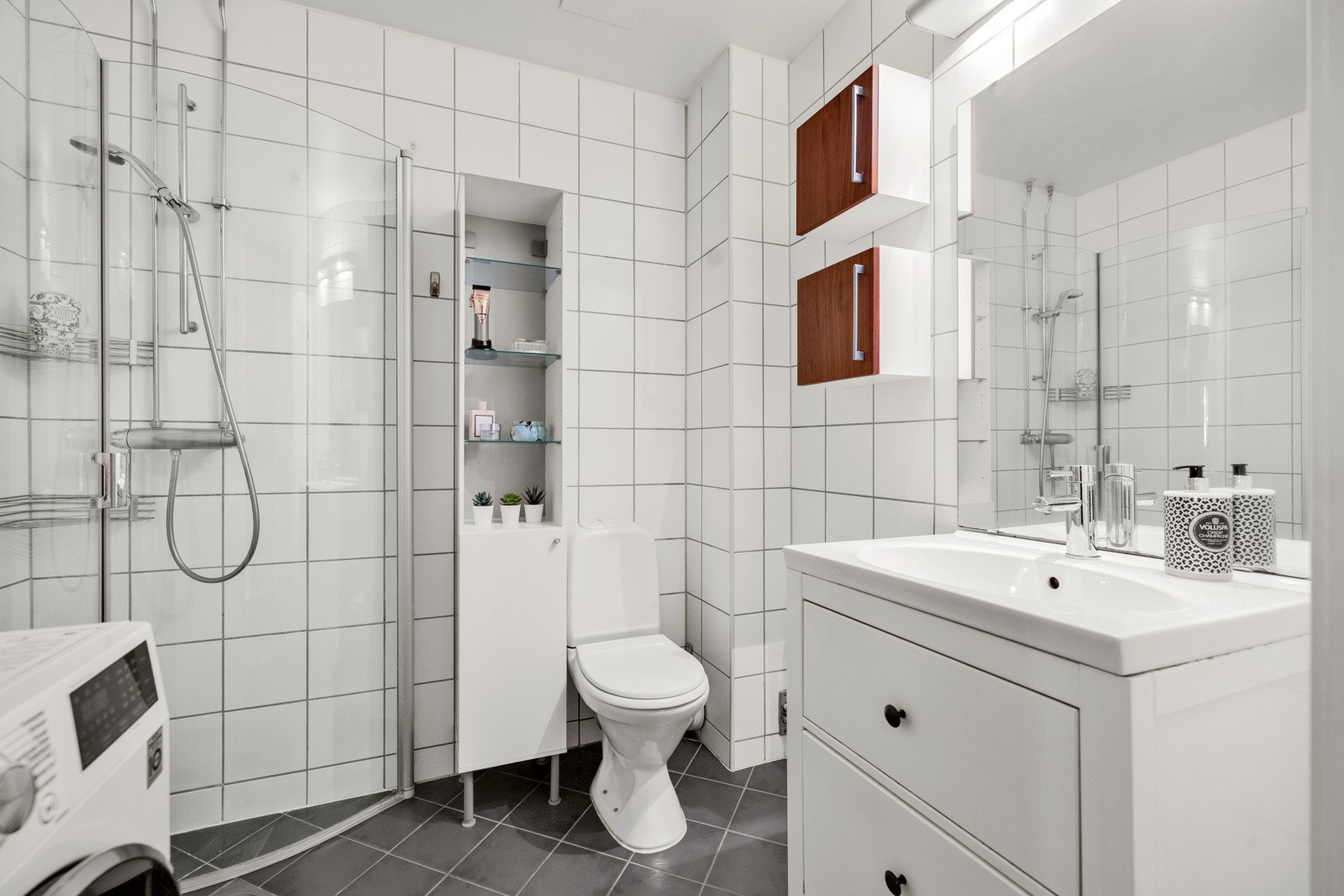 Flislagt med pene baderomsmøbler og varmekabler. Galleribilde