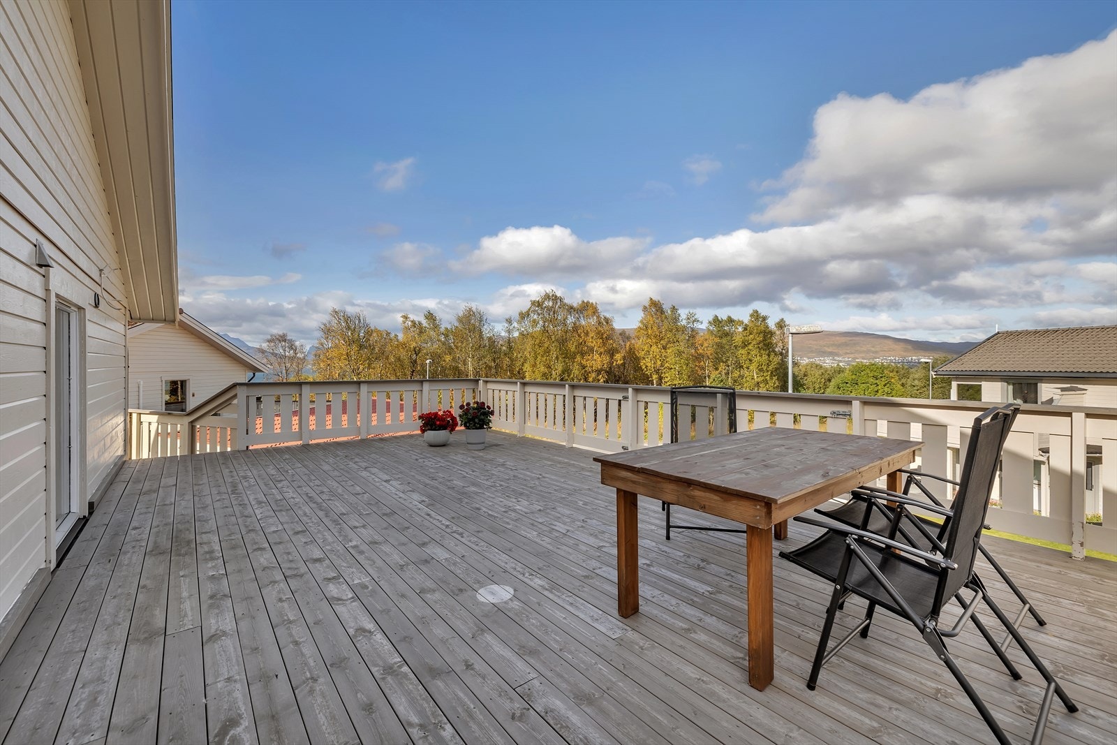 Svært romslig terrasse mot nord med nydelige muligheter for kveldsol. Galleribilde