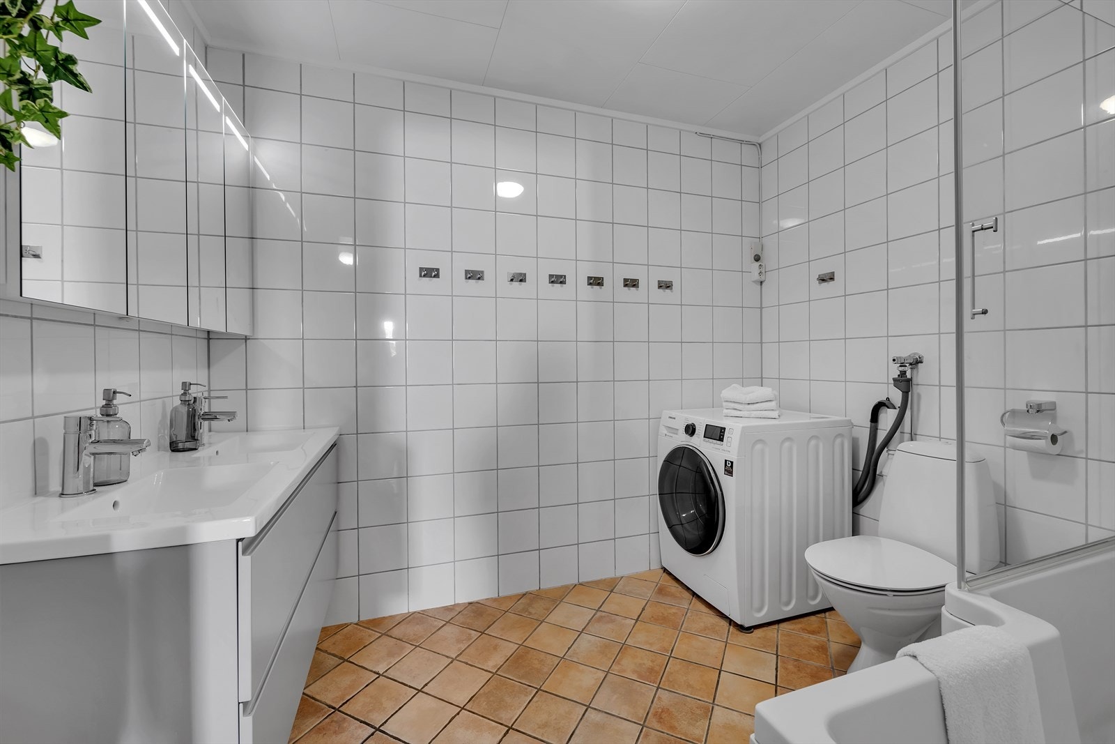 Flislagt badrom. Moderne innredninger og badekar. Galleribilde
