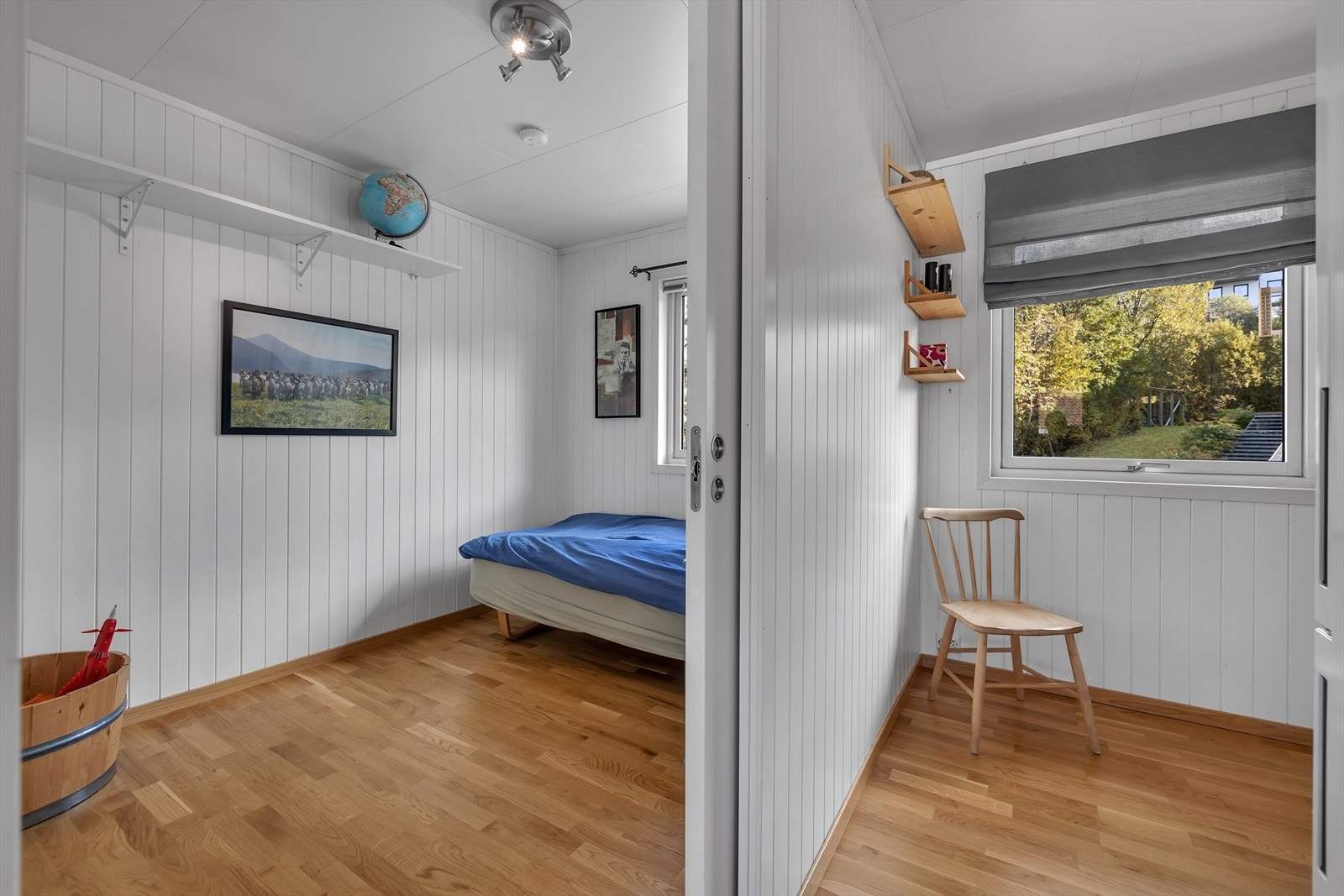 Soverom i 2. etasje. Merk at alternativ planløsning er tegnet uten dette rommet og med mulighet for større kjøkken. Galleribilde
