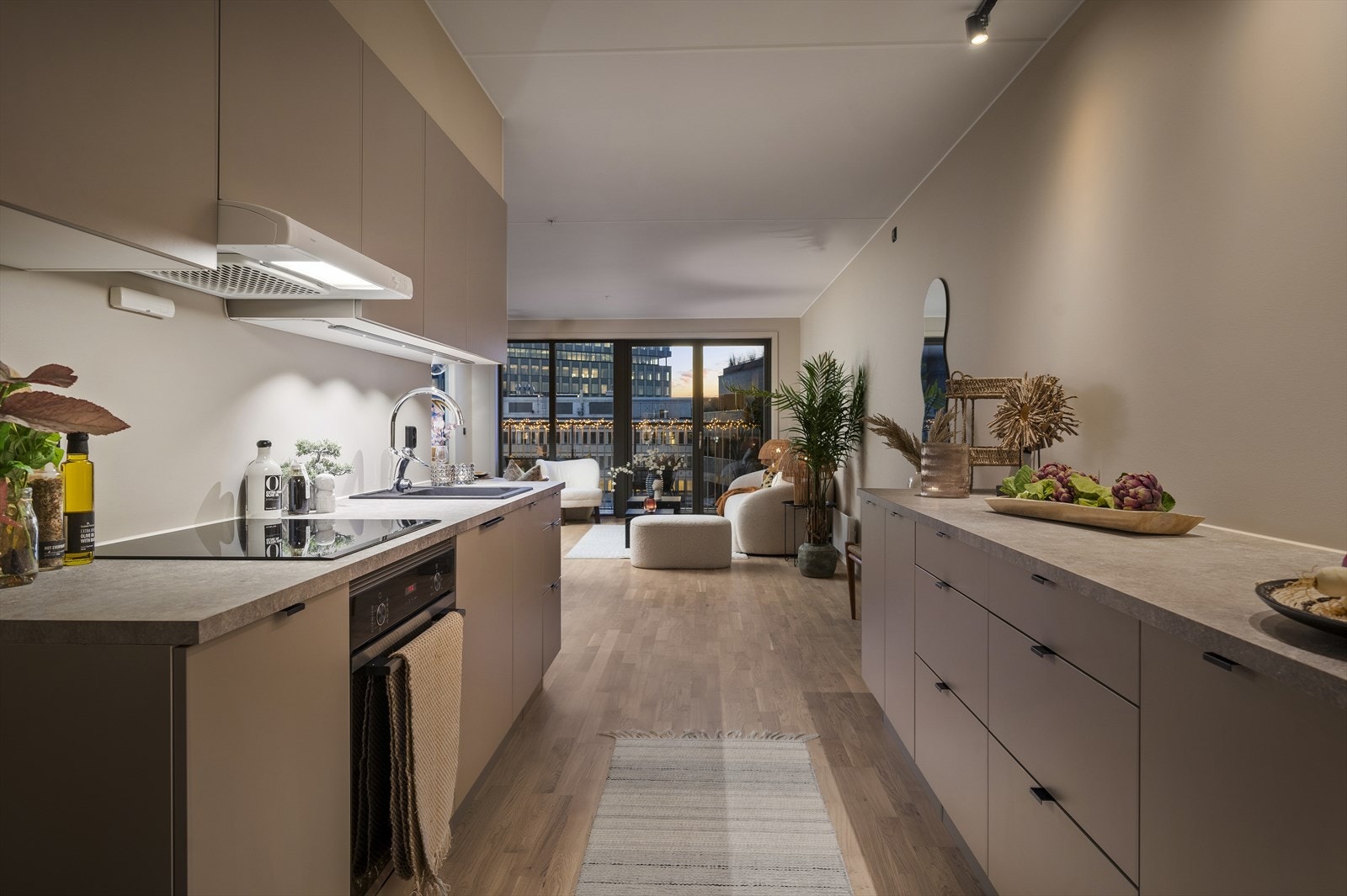 Dette tidløse kjøkkenet fra HTH, modell 2800 / Stockholm i fargen mørk mokka, kombinerer stil og funksjonalitet på en elegant måte Galleribilde