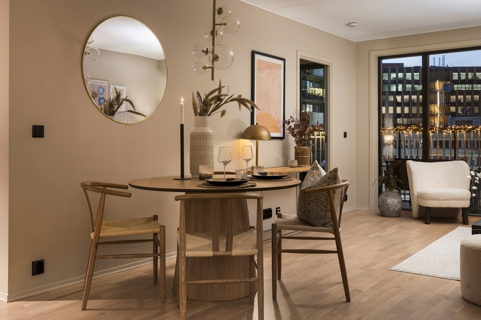 Naturlig plass i stuen for spisebord Galleribilde