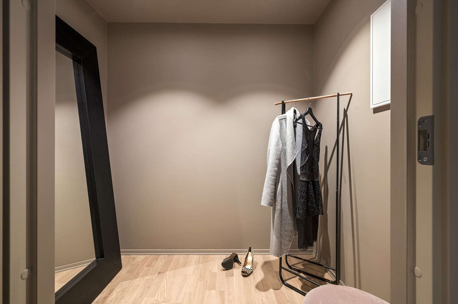 Entréen er praktisk tilknyttet et omkledningsrom, med god plass til yttertøy, sko m.m. Galleribilde