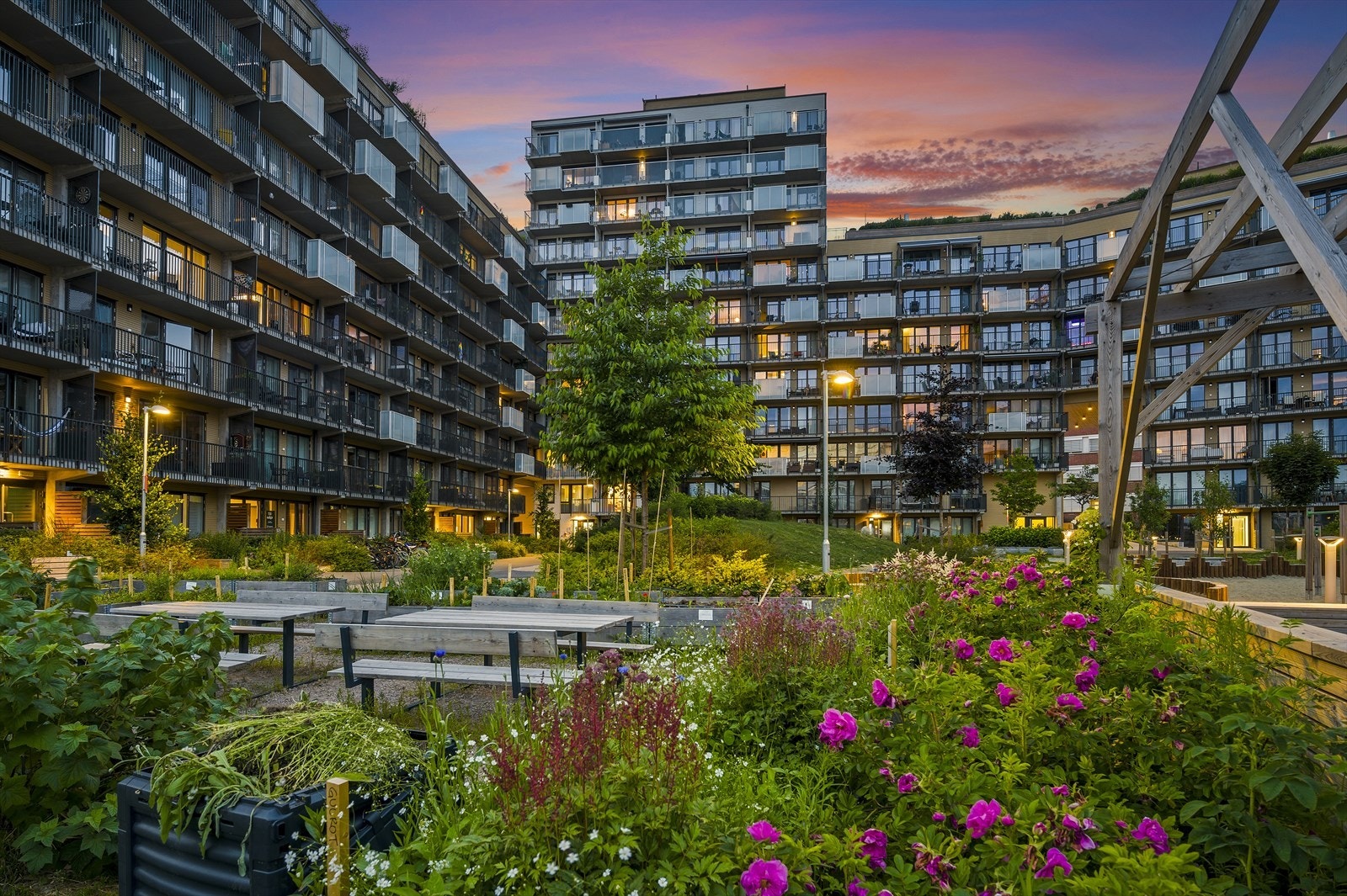 Indre gård er pent opparbeidet med sittegrupper, grønn beplanting og lekeplasser for barn og unge Galleribilde