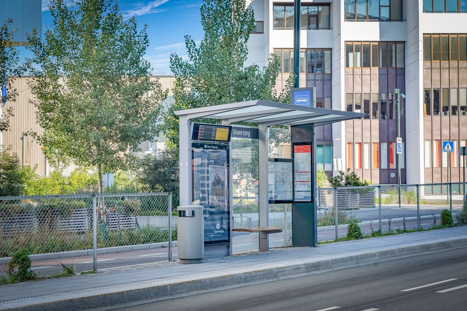 Bussholdeplass like utenfor inngangsdøren Galleribilde