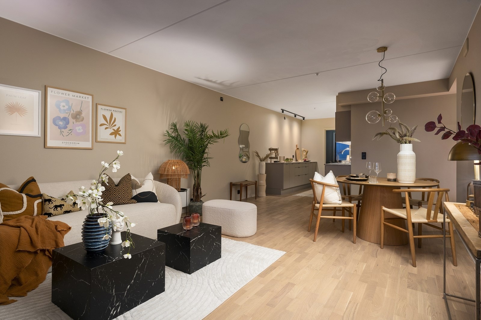 Stuen er nylig malt og det er lys eikeparkett på gulv, noe som er gjennomgående Galleribilde
