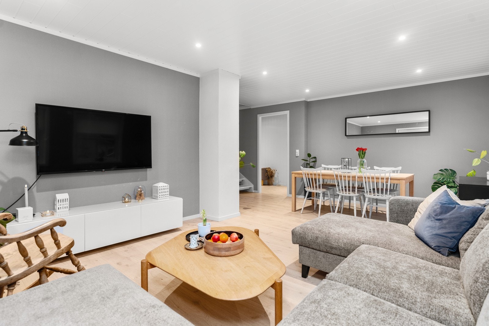 Stuen har god størrelse med plass til sittegruppe og spisestue/ langbord. Galleribilde