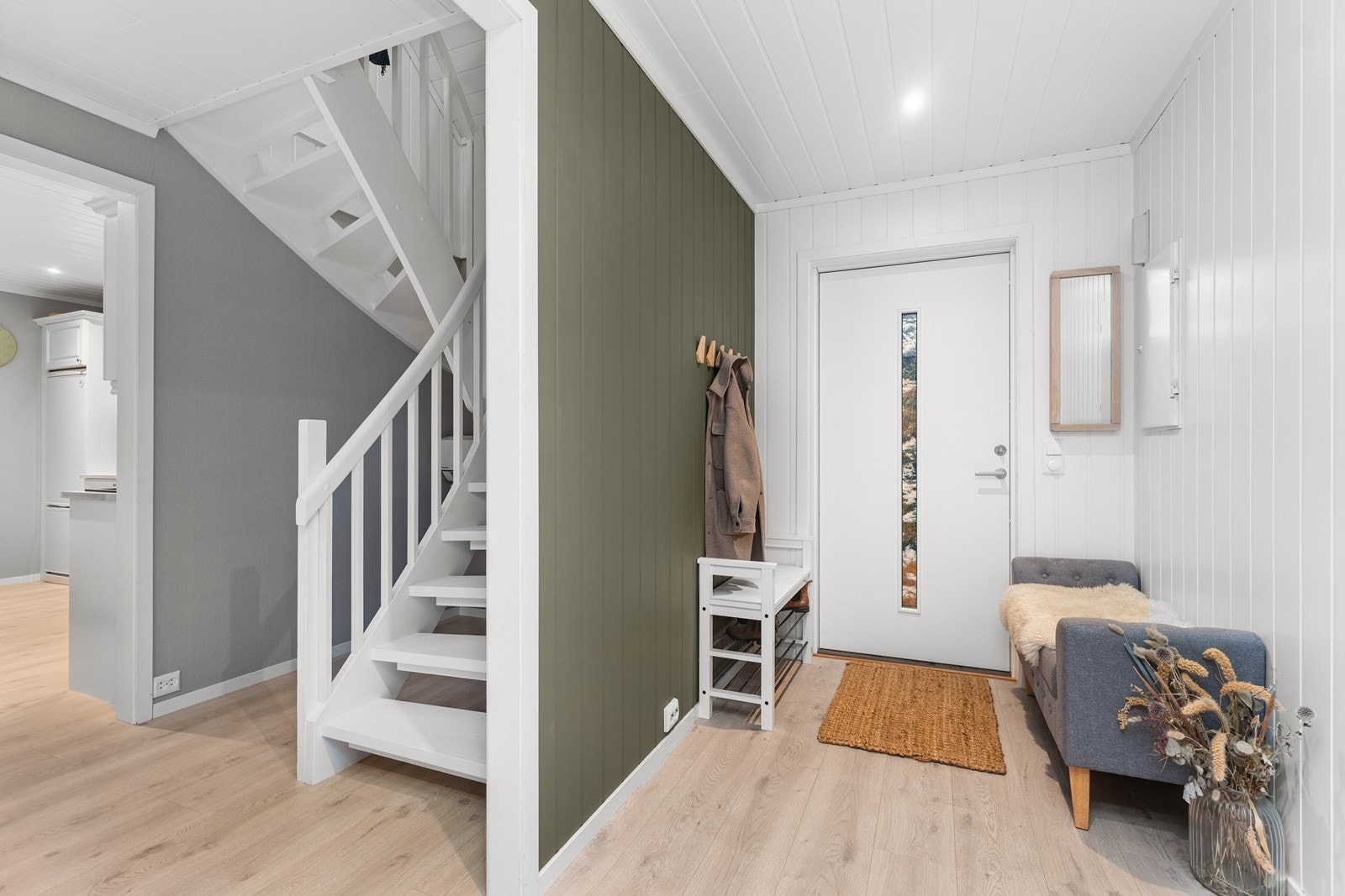 Inngangsparti og trapp til loftsetasjen. Galleribilde