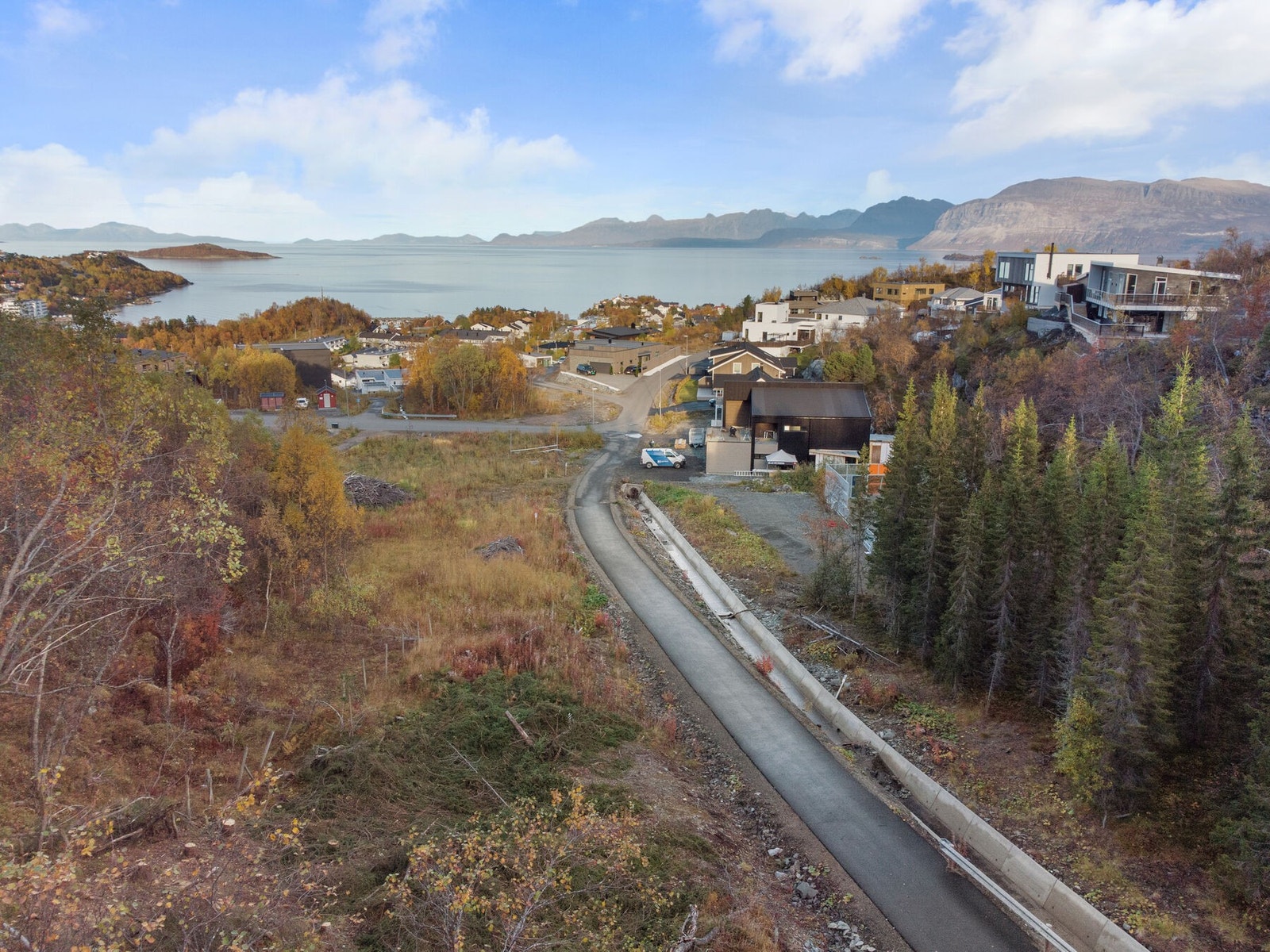 Tomten ligger fint og skjermet innerst i en blindvei Galleribilde