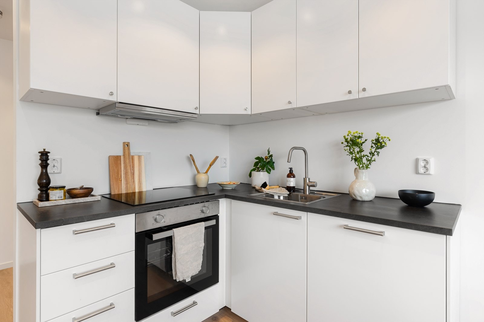 Av integrerte hvitevarer finner du stekeovn, platetopp og oppvaskmaskin. Kjøleskap kan plasseres langs vegg mot soverom. Galleribilde