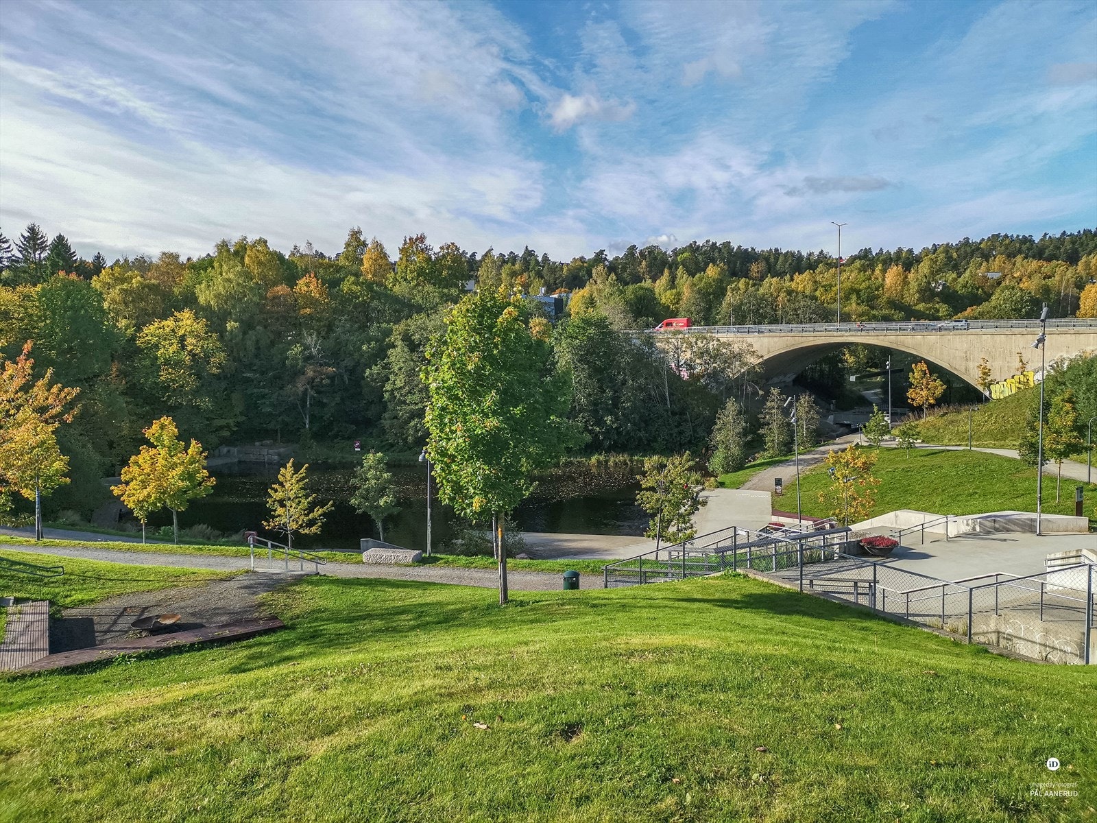 Grorudparken ligger et steinkast unna og byr på flotte turområder i parken med flere sitteplasser og diverse beplantninger. Galleribilde