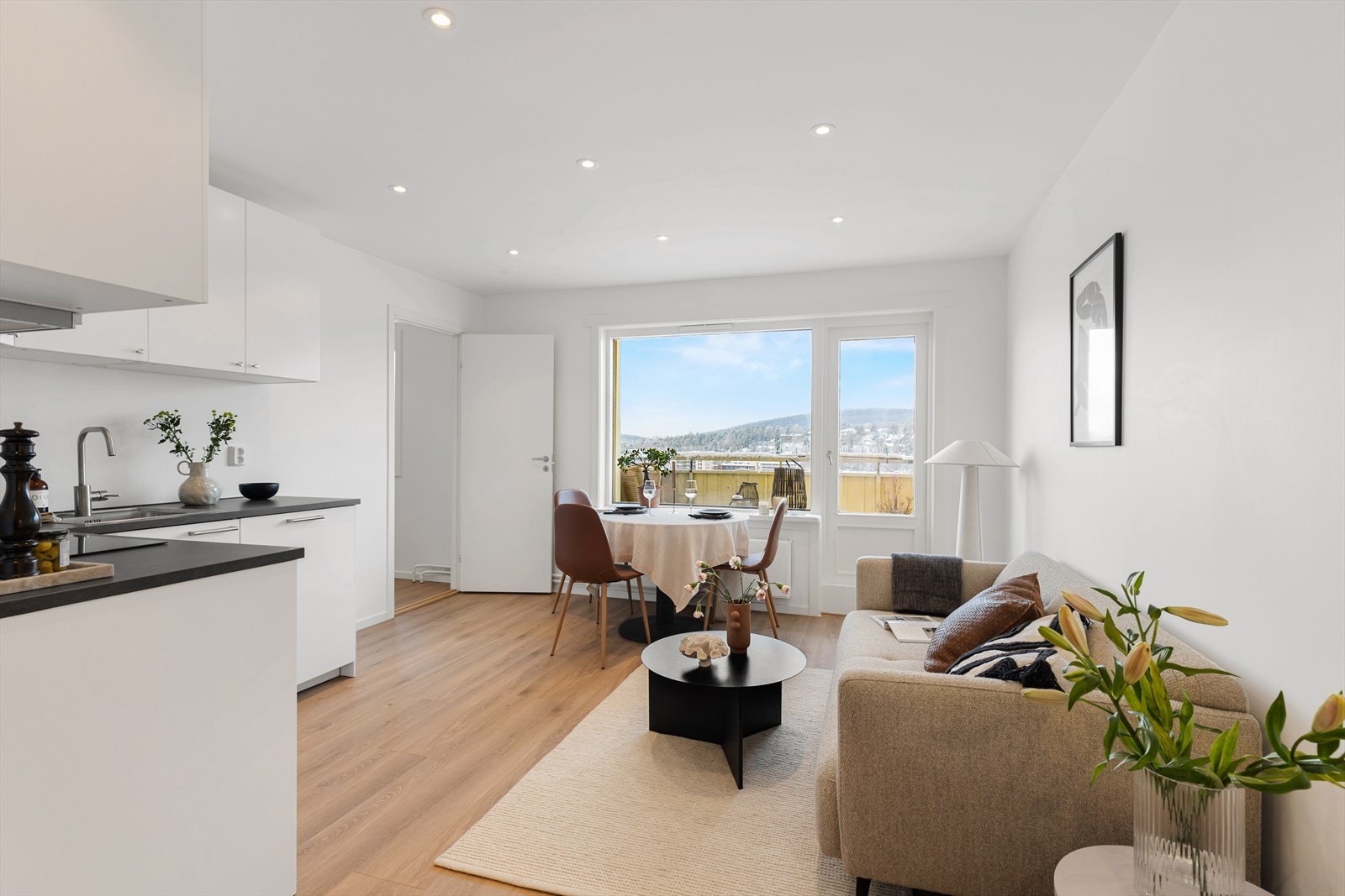 Åpen stue-/kjøkkenløsning med mulighet for å innrede både sofa- og spisegruppe. Galleribilde