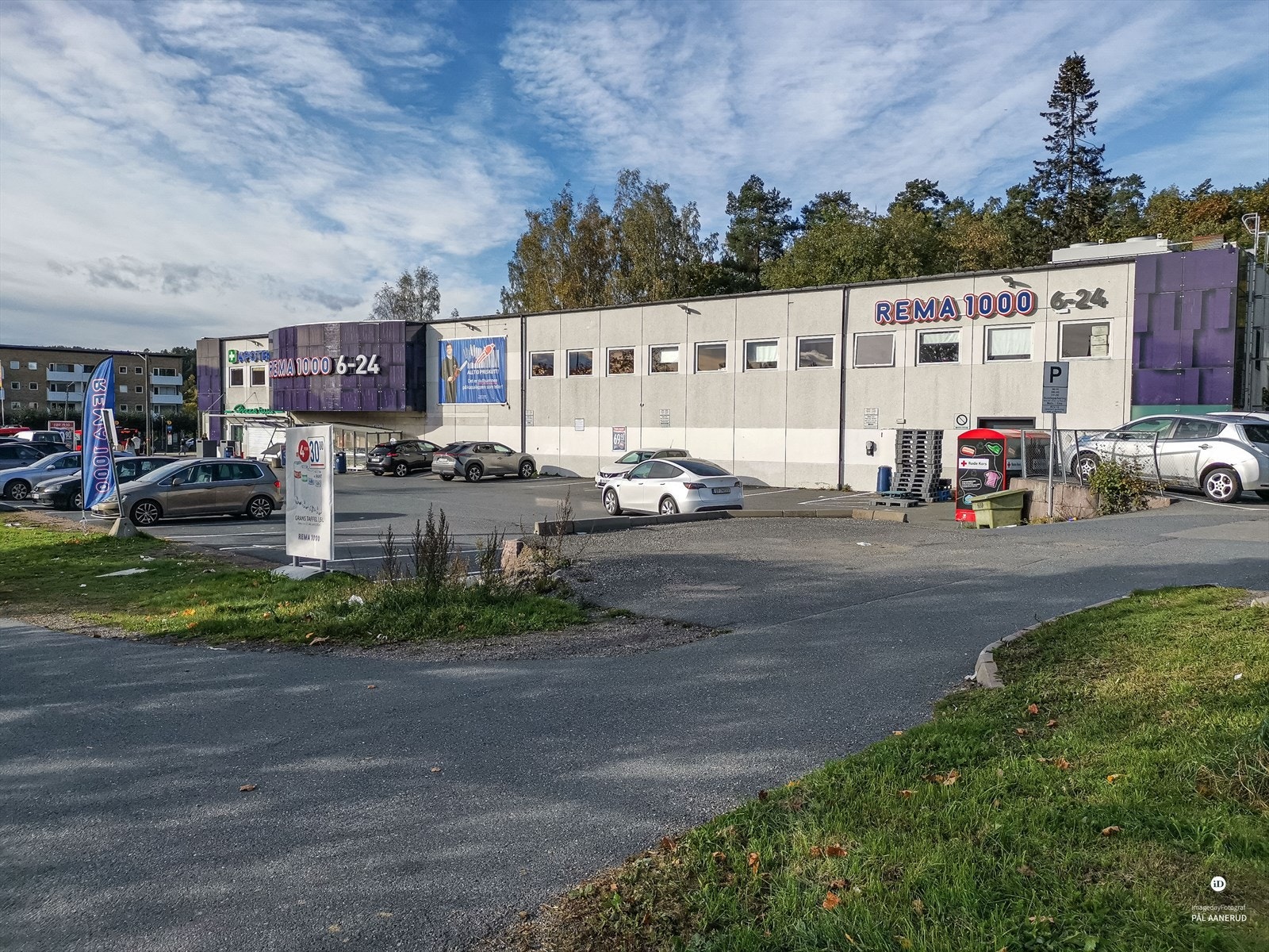 Like ved leiligheten og Grorud Senter finnes flere dagligvarebutikker, blant annet Rema 1000... Galleribilde