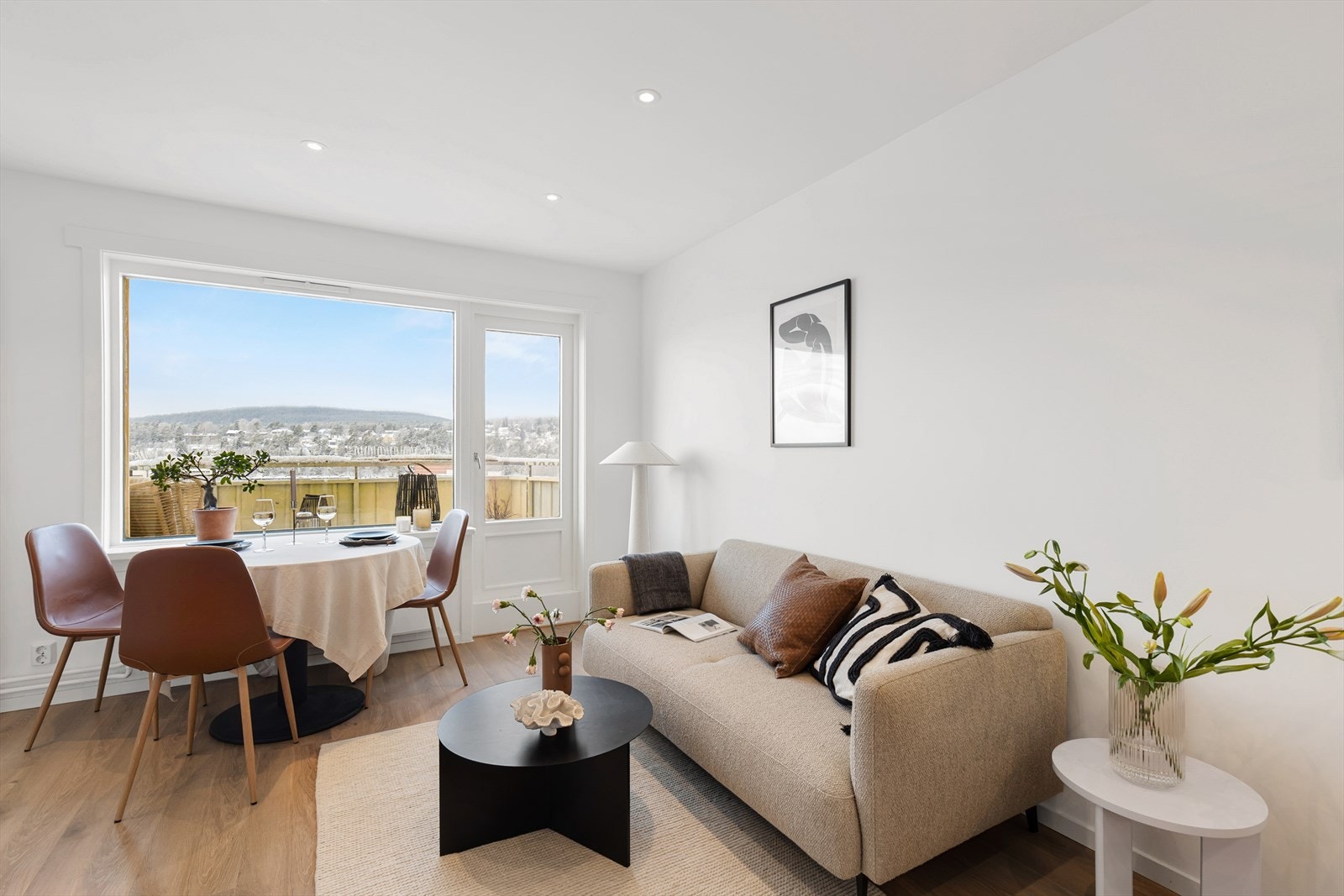 Lys og åpen stue med store vindusflater som gir rikelig med naturlig lysinnslipp. Galleribilde