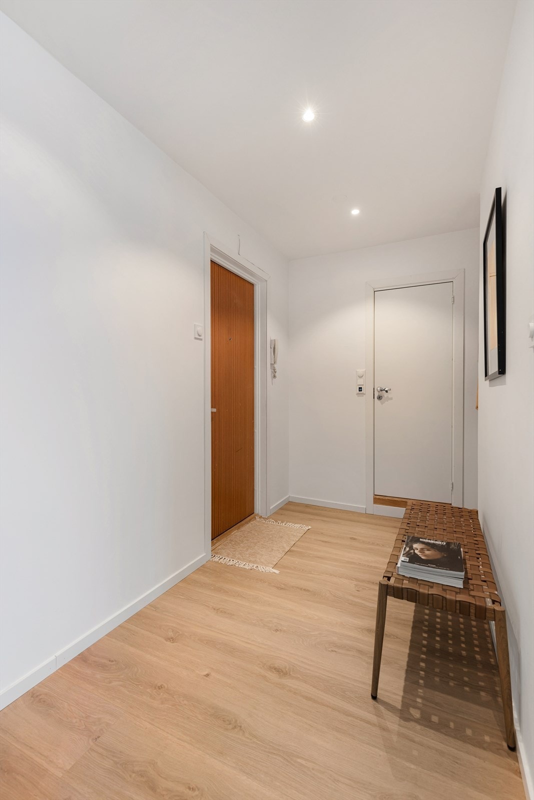 Leiligheten har en romslig og innbydende entré med god plass til oppbevaring av yttertøy og sko. Galleribilde