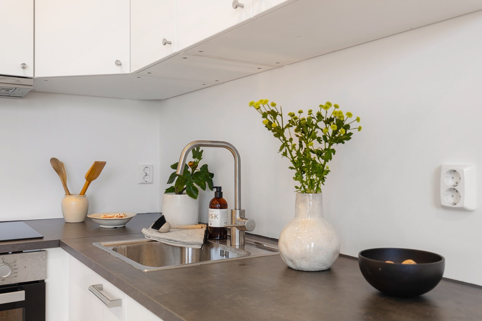 Det elektriske anlegget ble også oppgradert i forbindelse med oppussingen og nye stikkontakter ble montert. På kjøkken er det montert to doble stikk på vegg over benkeplate. Galleribilde