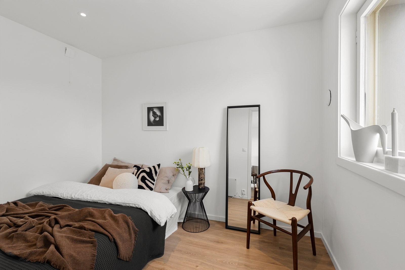 Opprinnelig var dette en 1-roms leilighet, men i forbindelse med oppussingen gjorde selger rommet om til en 2-roms. Soverommet har god plass til stor seng og garderobeløsning. Galleribilde