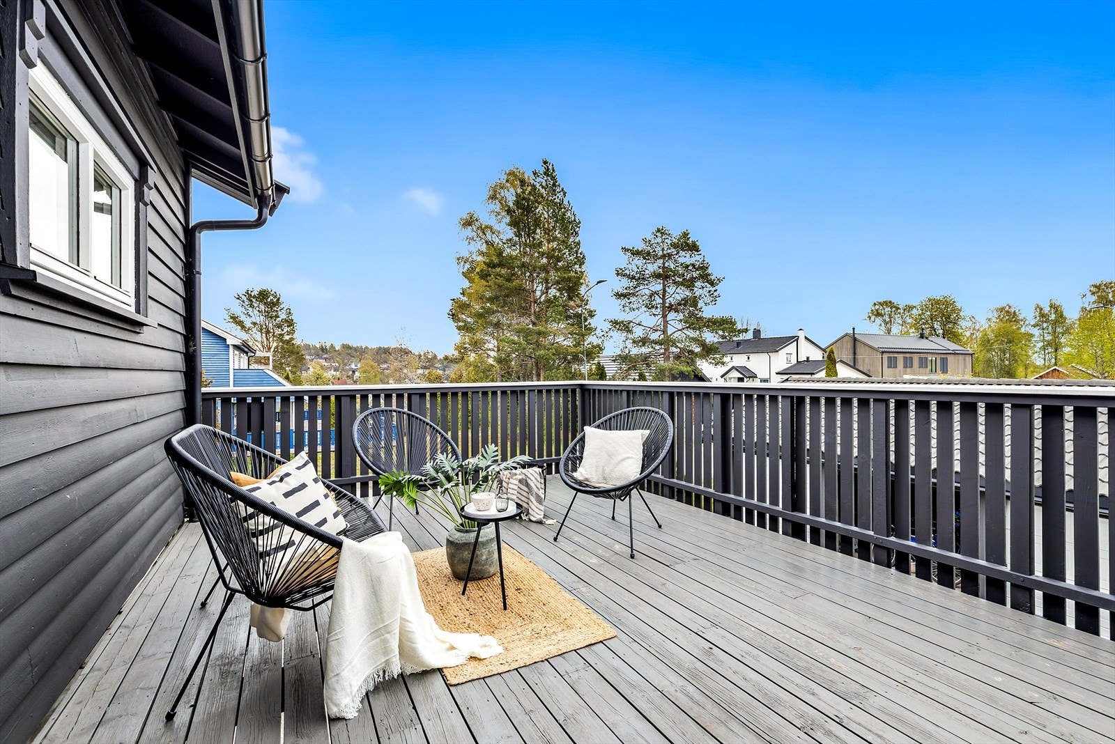 Leilighet 2: Fra stuen/kjøkkenet er det utgang til veranda på 20 m², vender mot sør Galleribilde