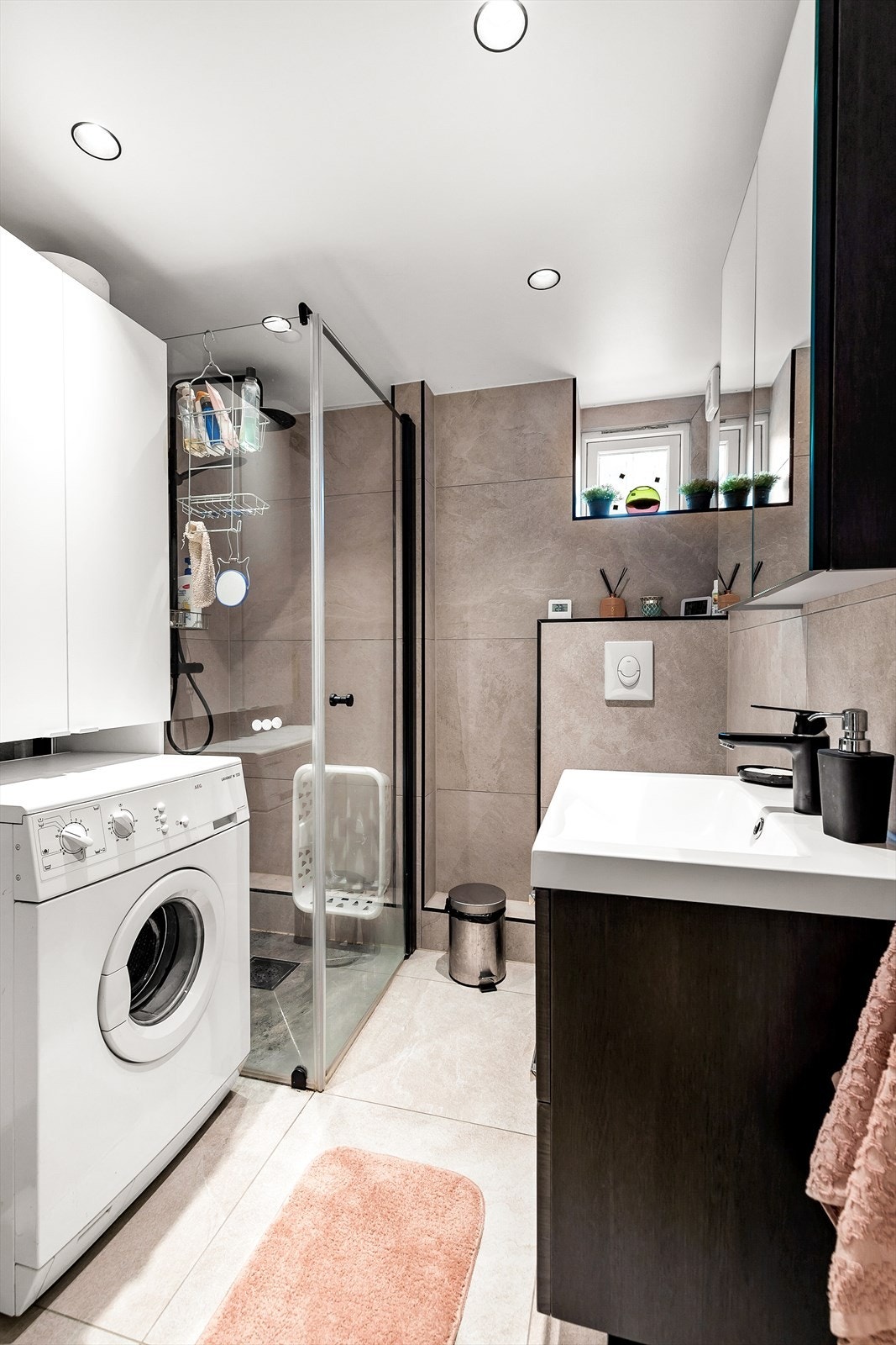 Hybel/ Leilighet 4: Flislagt baderom med varme i gulv Galleribilde