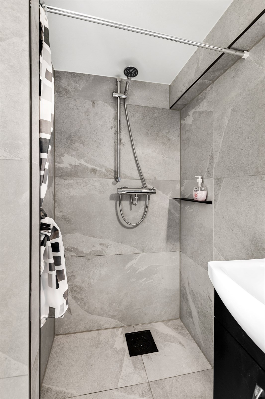 Hovedleilighet/Leilighet 1: Badet har tidsriktige fliser på gulv og vegger, samt malt vegg i en tidsriktig blåfarge Galleribilde