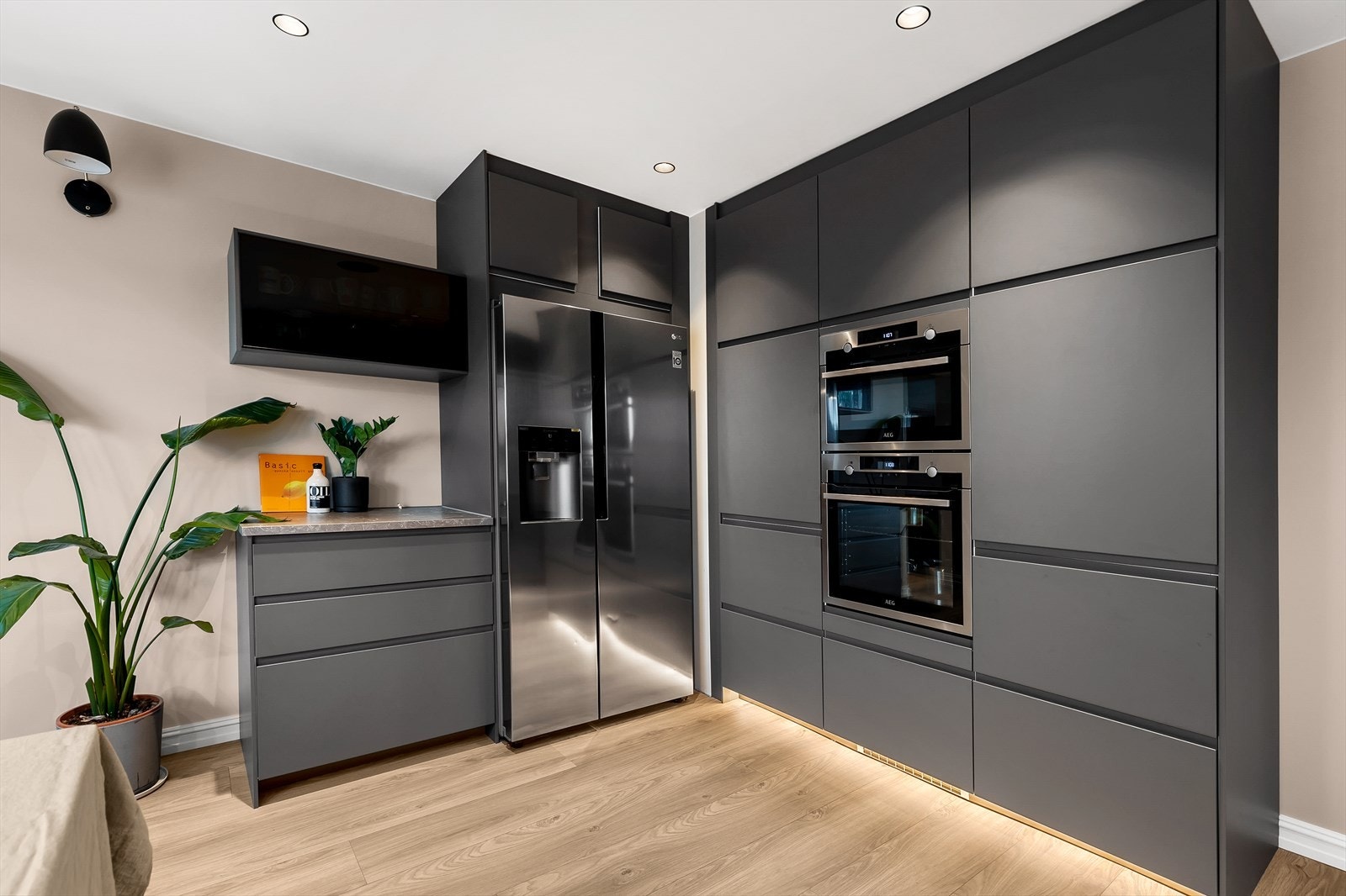 Hovedleilighet/Leilighet 1: Kjøkkenet er praktisk innredet med skap fra gulv til tak Galleribilde