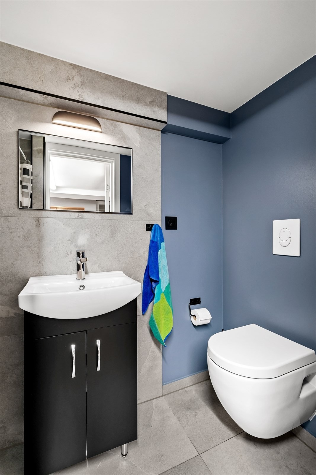 Hovedleilighet/Leilighet 1: Lekkert baderom fra 2021. Badet er innredet med servant på innredning, overhengende speil, dusjnisje og vegghengt wc Galleribilde