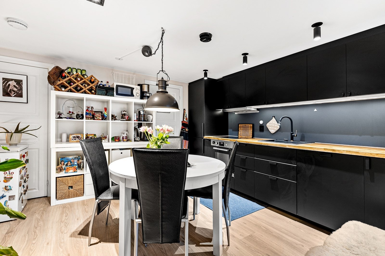 Hybel/Leilighet 4: Hybelleiligheten har lekkert og moderne kjøkken fra 2021 Galleribilde