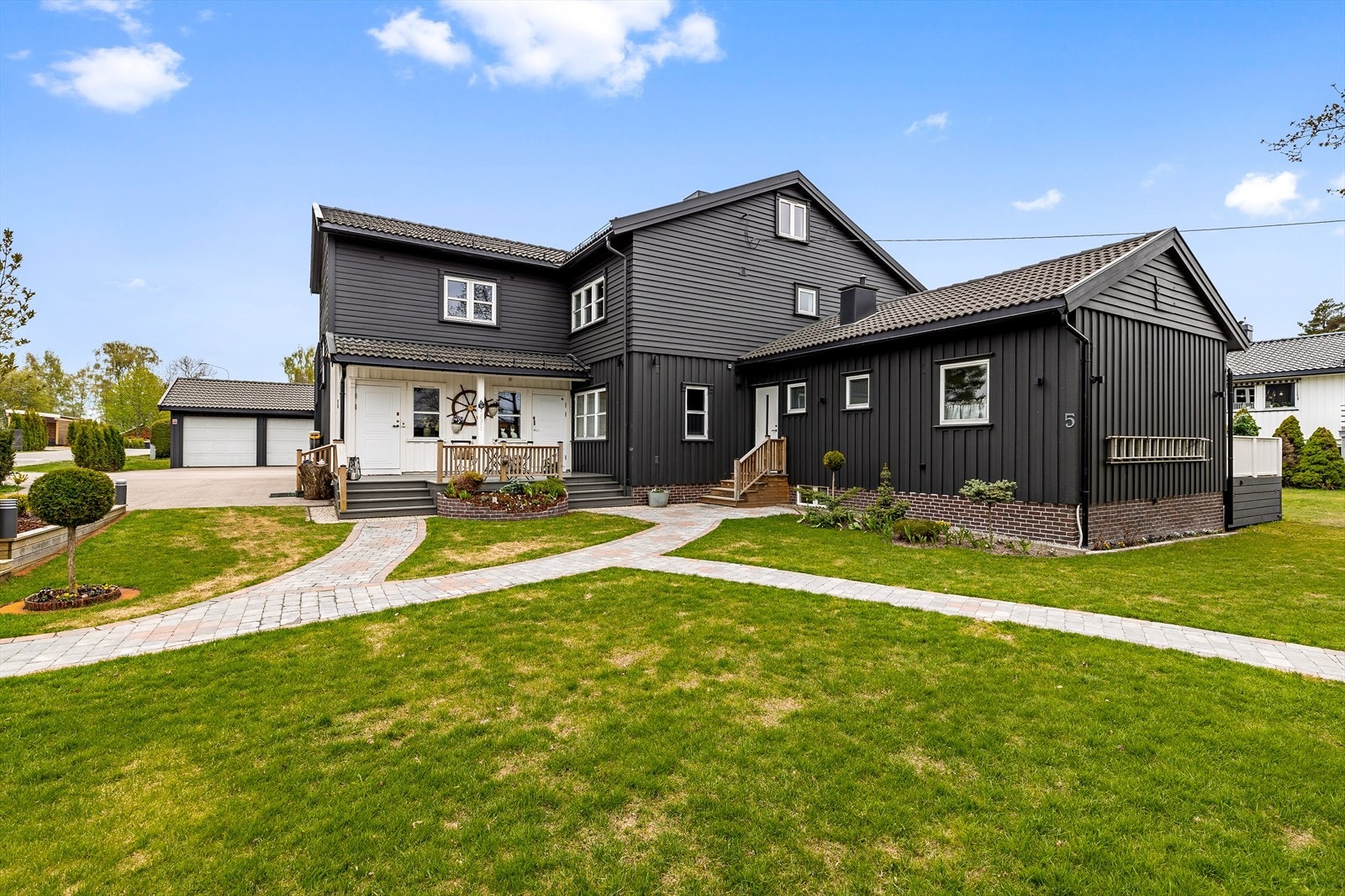 Gamle Åsvei 5 har nydelig hage Galleribilde