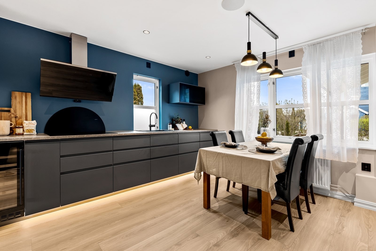 Hovedleilighet/Leilighet 1: Kjøkkenet er hjerte i hovedleiligheten med plass for godt spise-/kjøkkenbord for en stor familie Galleribilde