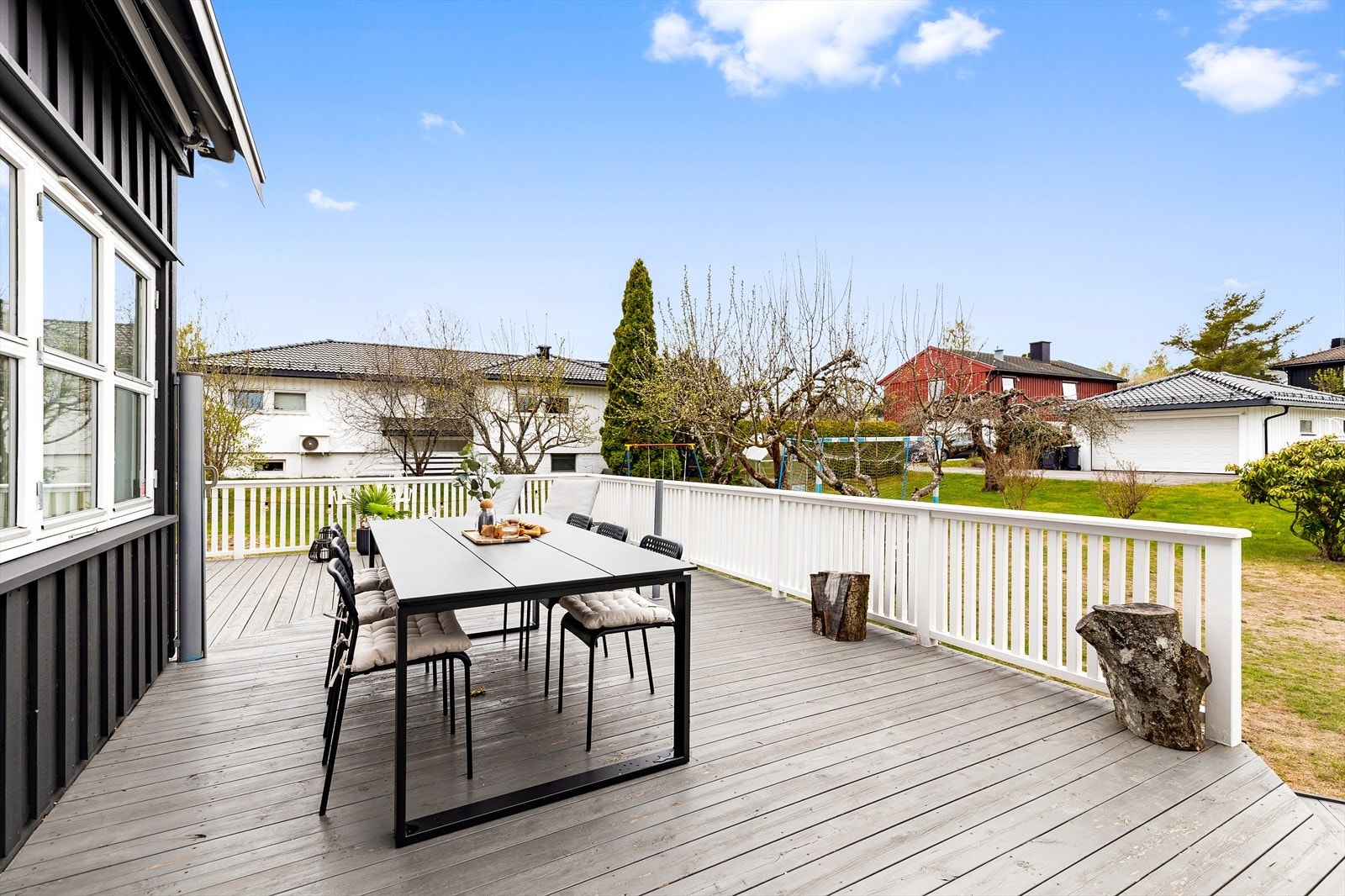 Hovedleilighet/Leilighet 1: Fra terrassen er det direkte tilgang til idyllisk hage Galleribilde