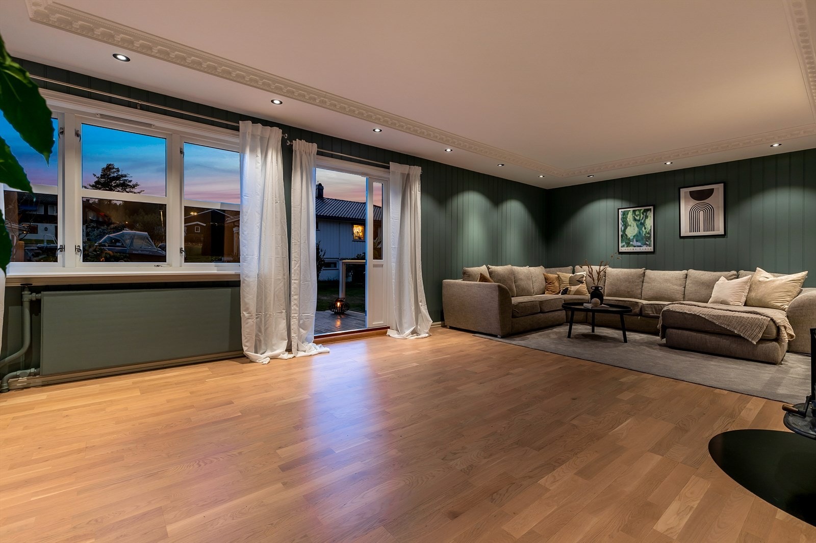 Hovedleiligheten/Leiligheten 1: Fra stuen er det utgang til sydvestvendt terrasse på 45 m² Galleribilde