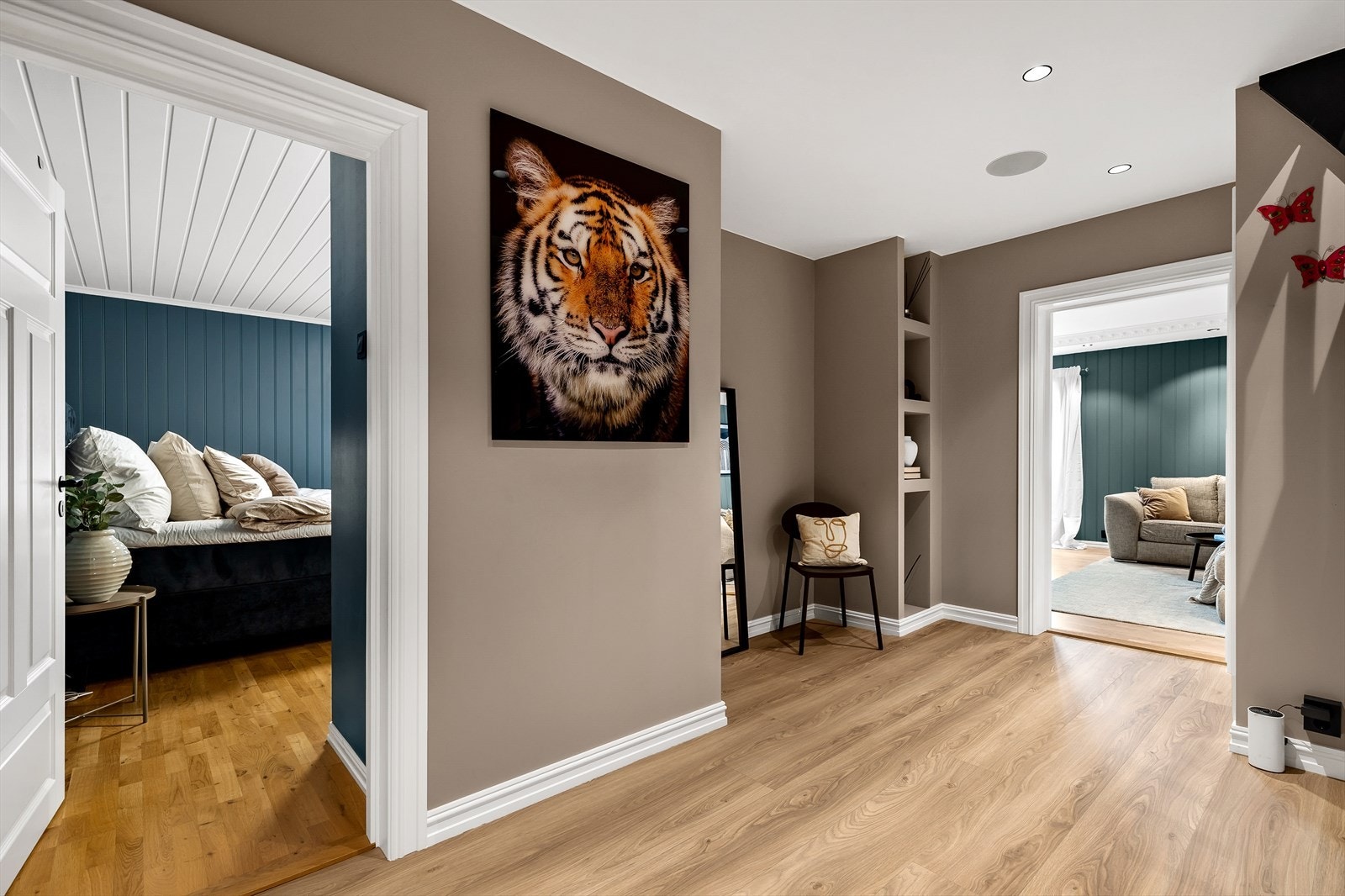 Hovedleiligheten/Leilighet 1: Hall som er tilknyttet både hovedsoverommet, badet, stuen og kjøkkenet, samt andre etasje Galleribilde