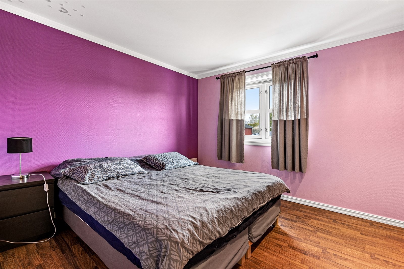 Leilighet 2: Stor hovedsoverom med plass for stor dobbeltseng, nattbord m.m. Galleribilde