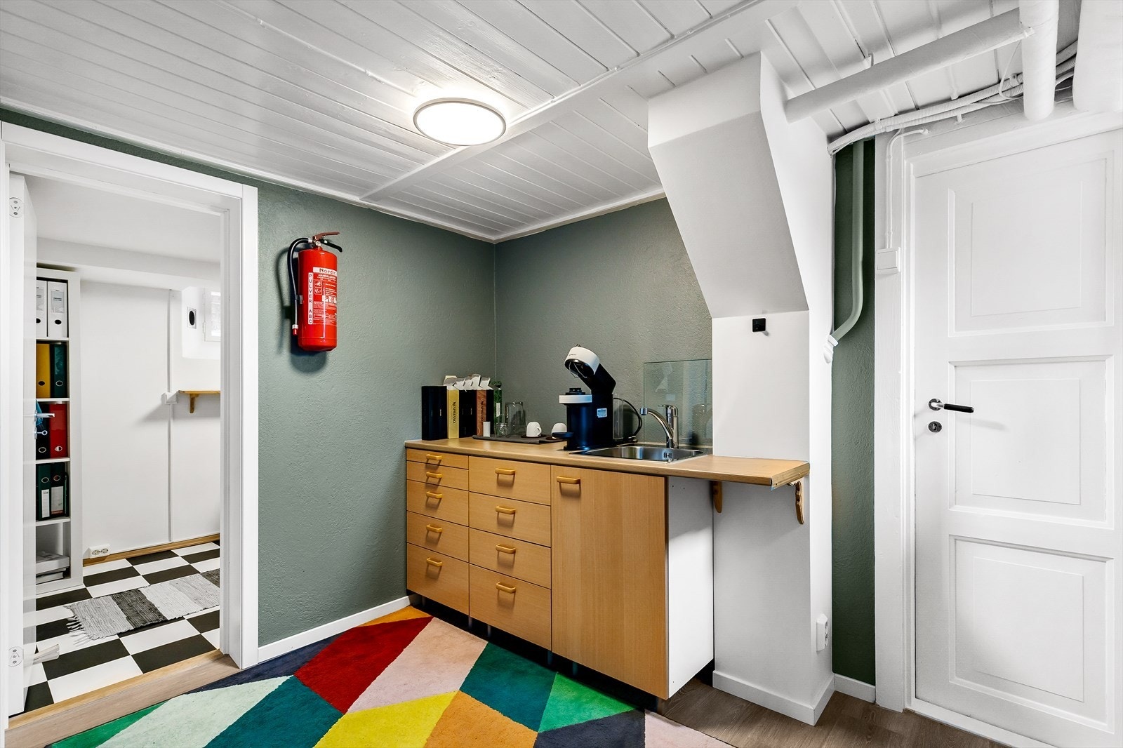 Hovedleilighet/Leilighet 1: Hybelkjøkken rett utenfor kontoret. Opprinnelig gang med trapp opp til 1. etasje iflg. byggetegning fra kommunen. Trappen er ikke der lengre Galleribilde