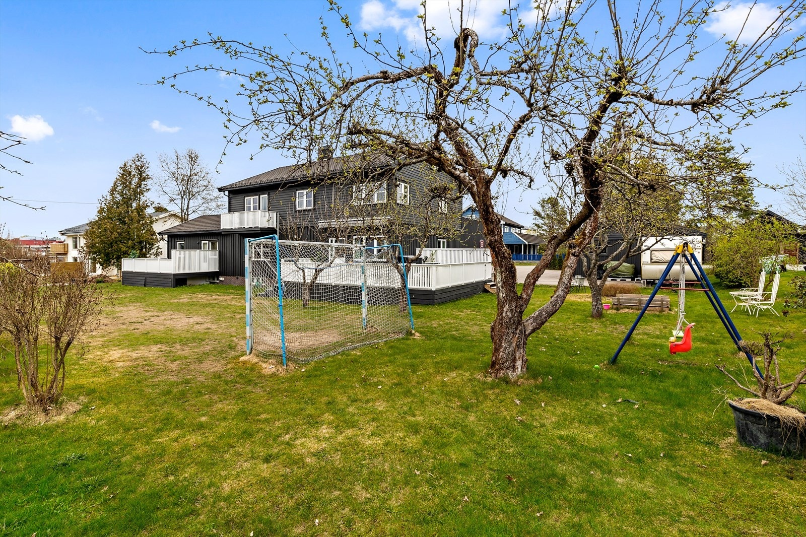 Hagen er så og si flat og perfekt for lek og moro for de minste Galleribilde