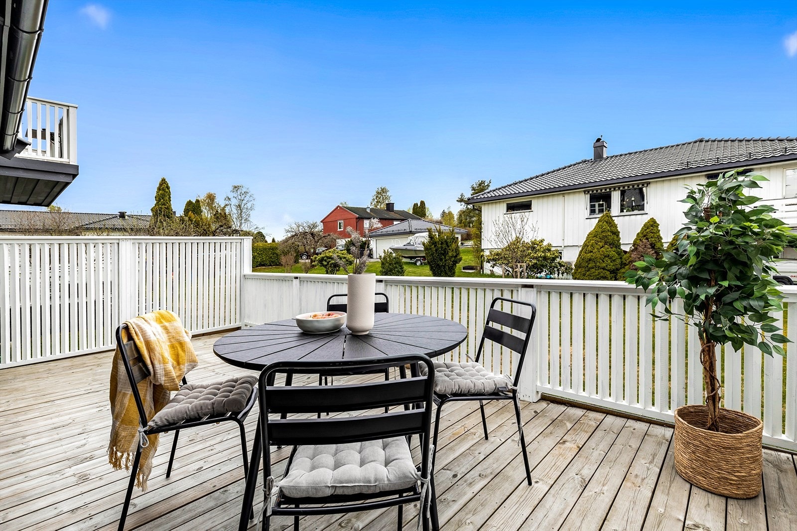 Leilighet 3: Terrassen er fin skjermet fra hovedleilighetens terrasse med en høyere levegg mot syd Galleribilde